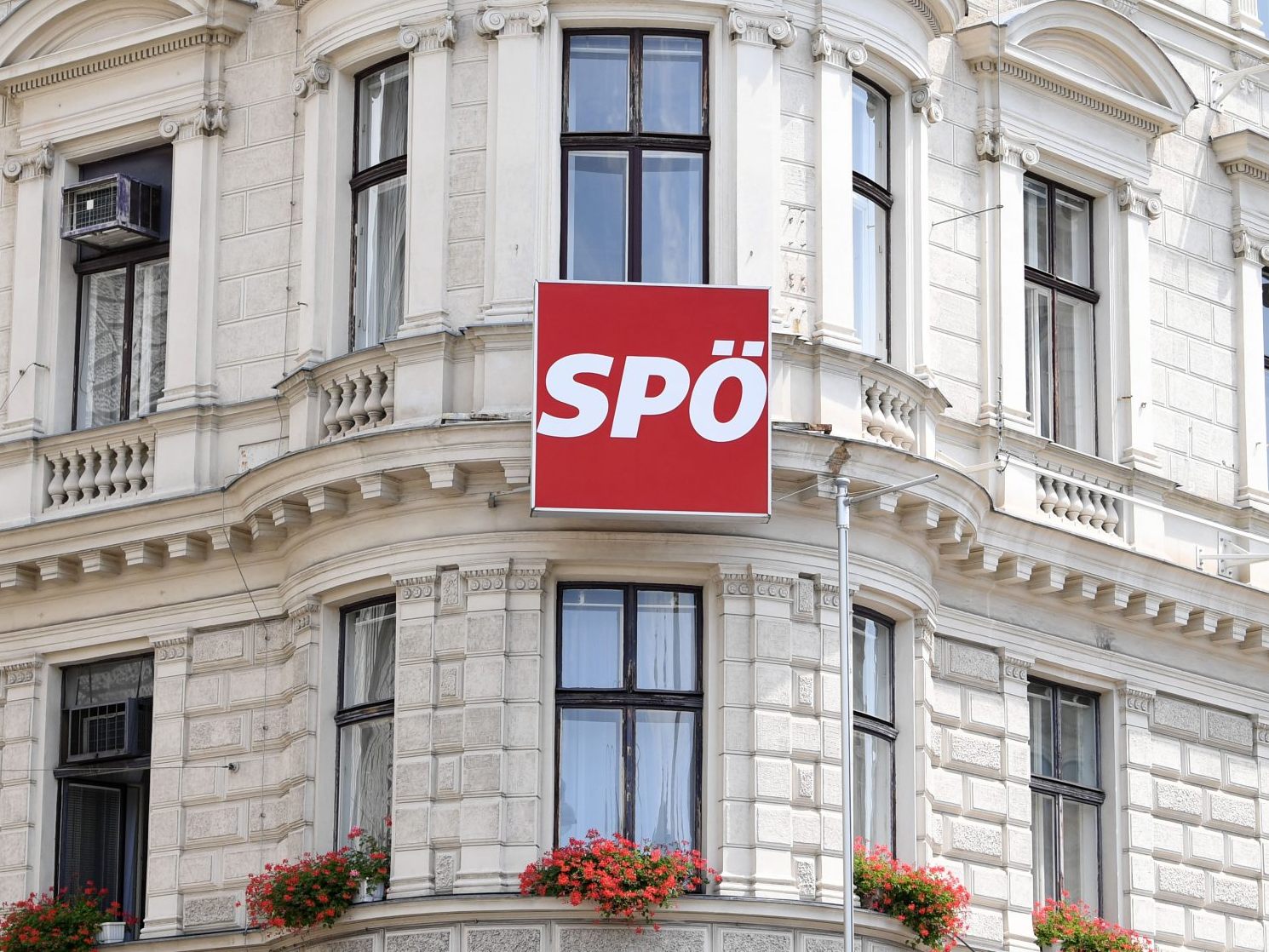 Eine Wiener SPÖ-Bezirkspolitikerin wurde Ziel eines Eierwurfs.