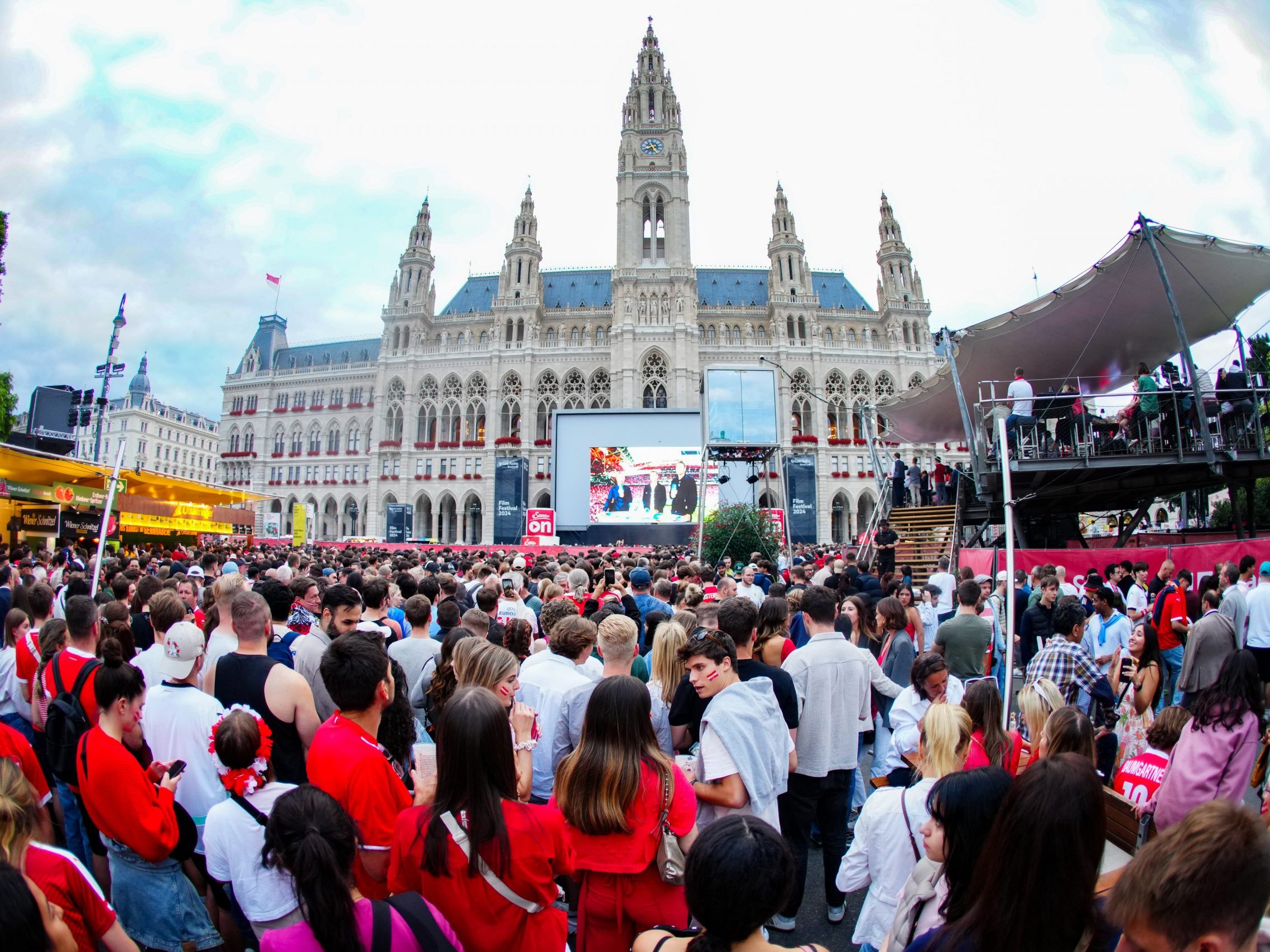 Zwei Männer sollen eine Schülerin beim Public Viewing missbraucht haben.