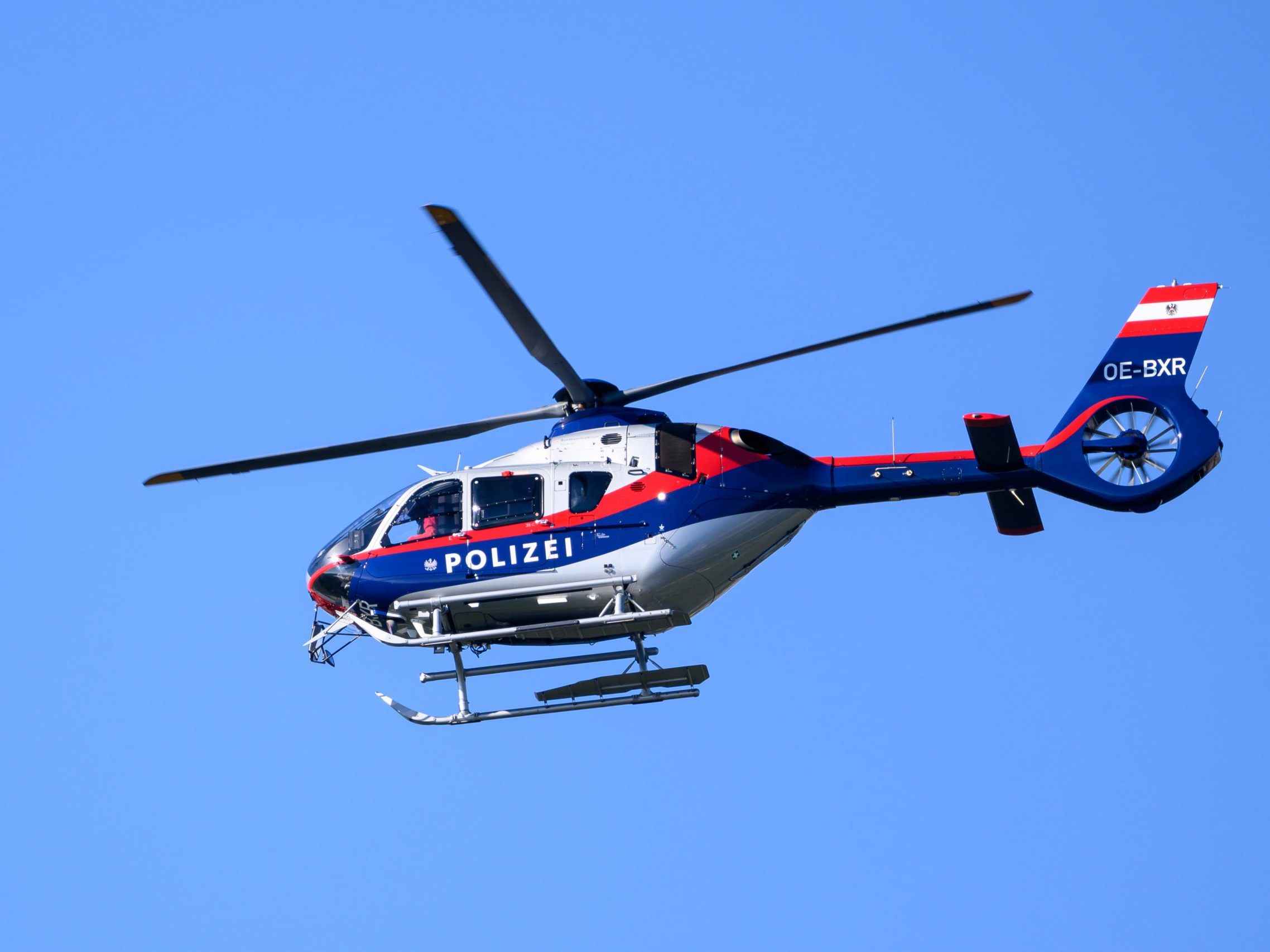 Bei der Suchaktion nach dem im Wiener Kaiserwasser vermissten Schwimmer war auch ein Polizeihubschrauber im Einsatz. Bei der Suchaktion nach dem im Wiener Kaiserwasser vermissten Schwimmer war auch ein Polizeihubschrauber im Einsatz.