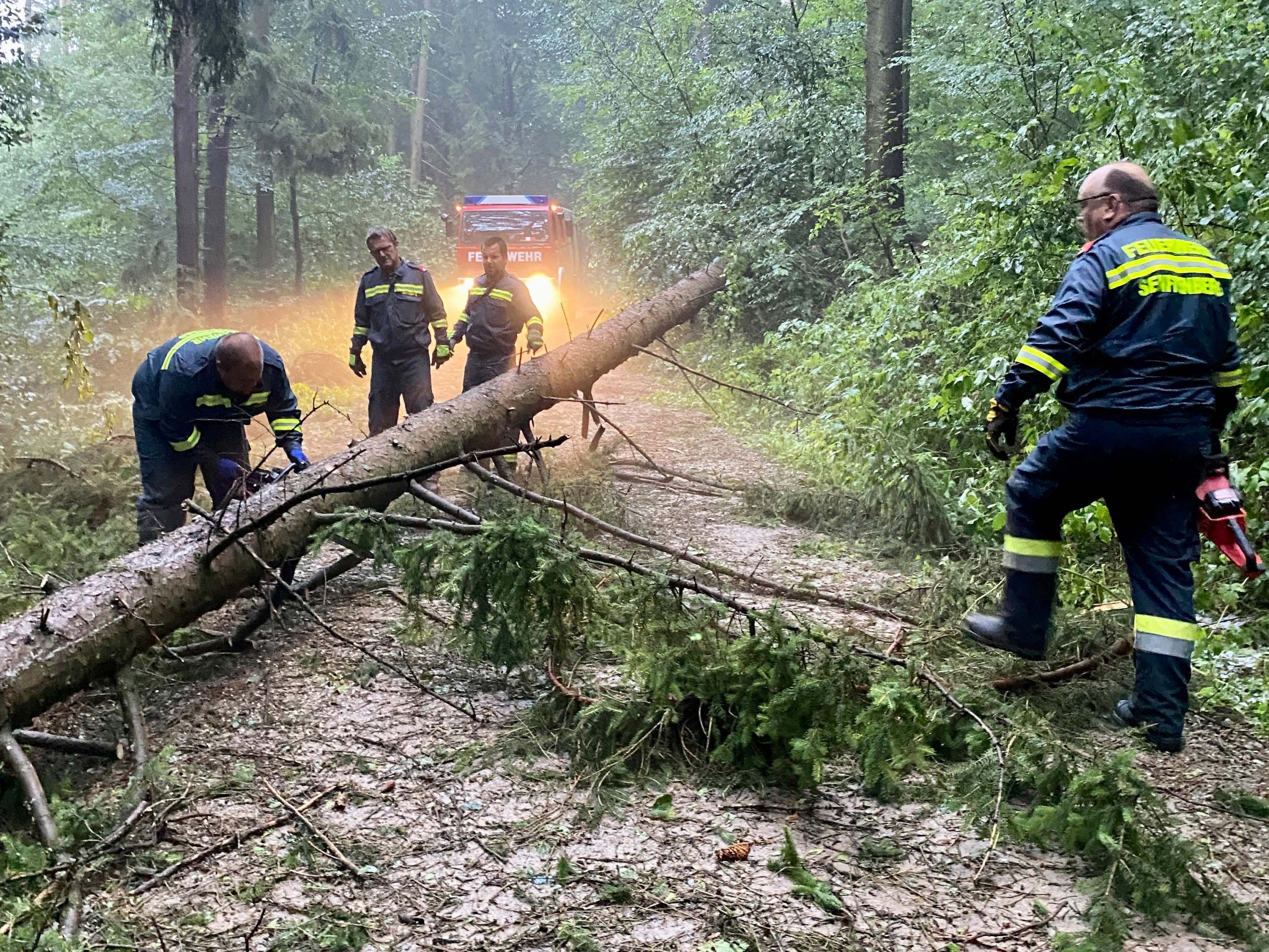 Feuerwehr war mit Aufräumarbeiten beschäftigt.