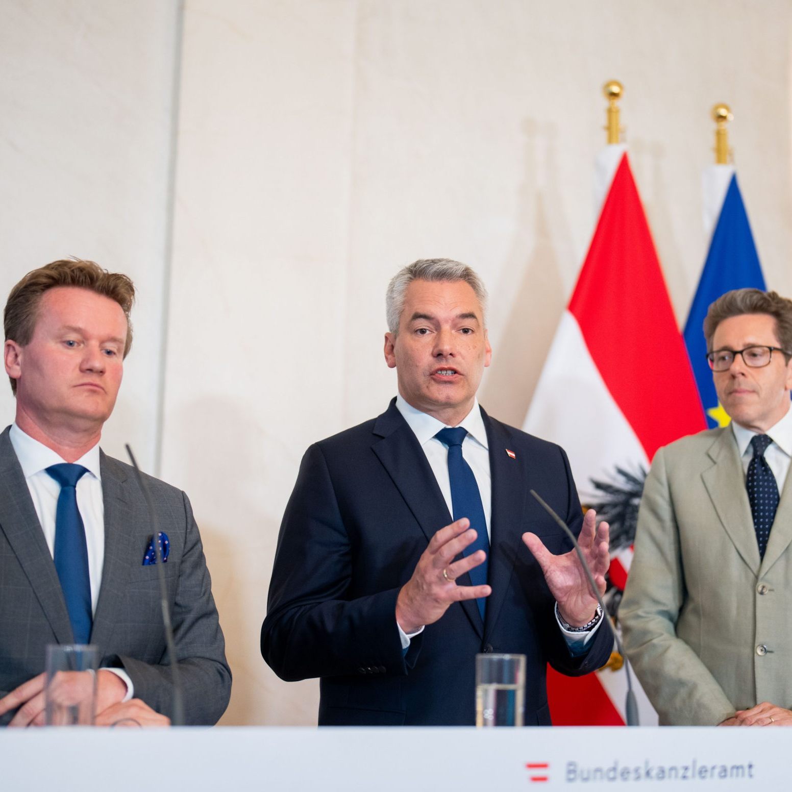 Der Staat habe "sehr stark geholfen in Zeiten der Krise", sagte Nehammer bei einer gemeinsamen PK mit Mahrer und Knill.