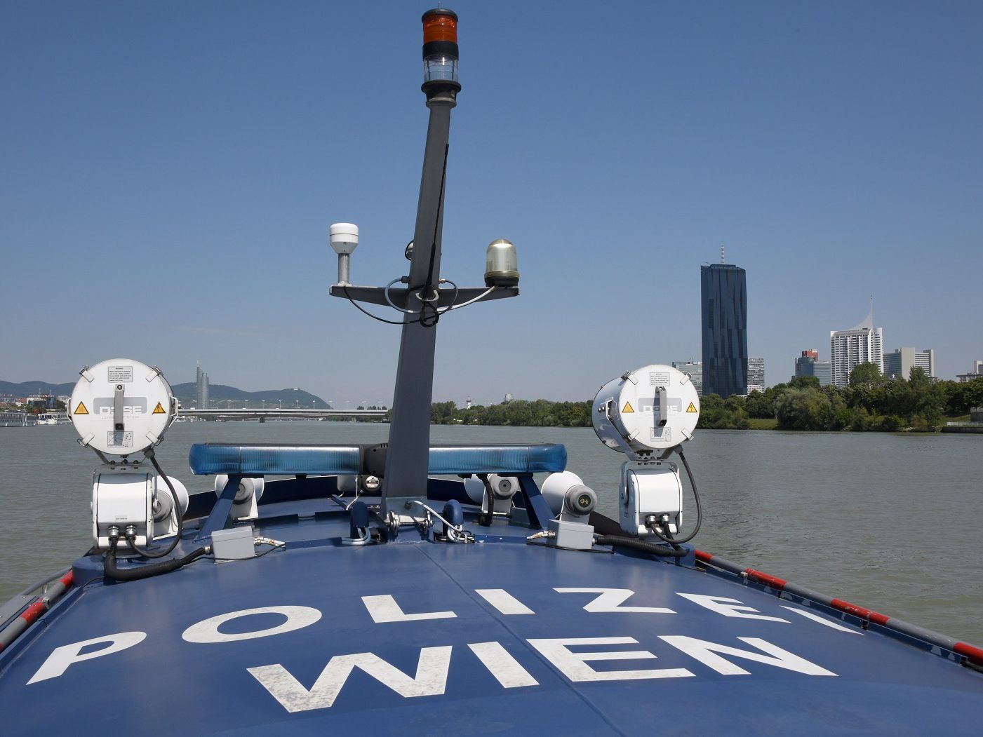 Der vermisste Schwimmer im Wiener Kaiserwasser ist nicht mehr am Leben. Im Bild: Ein Schiff der Wasserpolizei auf der Donau. Der vermisste Schwimmer im Wiener Kaiserwasser ist nicht mehr am Leben. Im Bild: Ein Schiff der Wasserpolizei auf der Donau.
