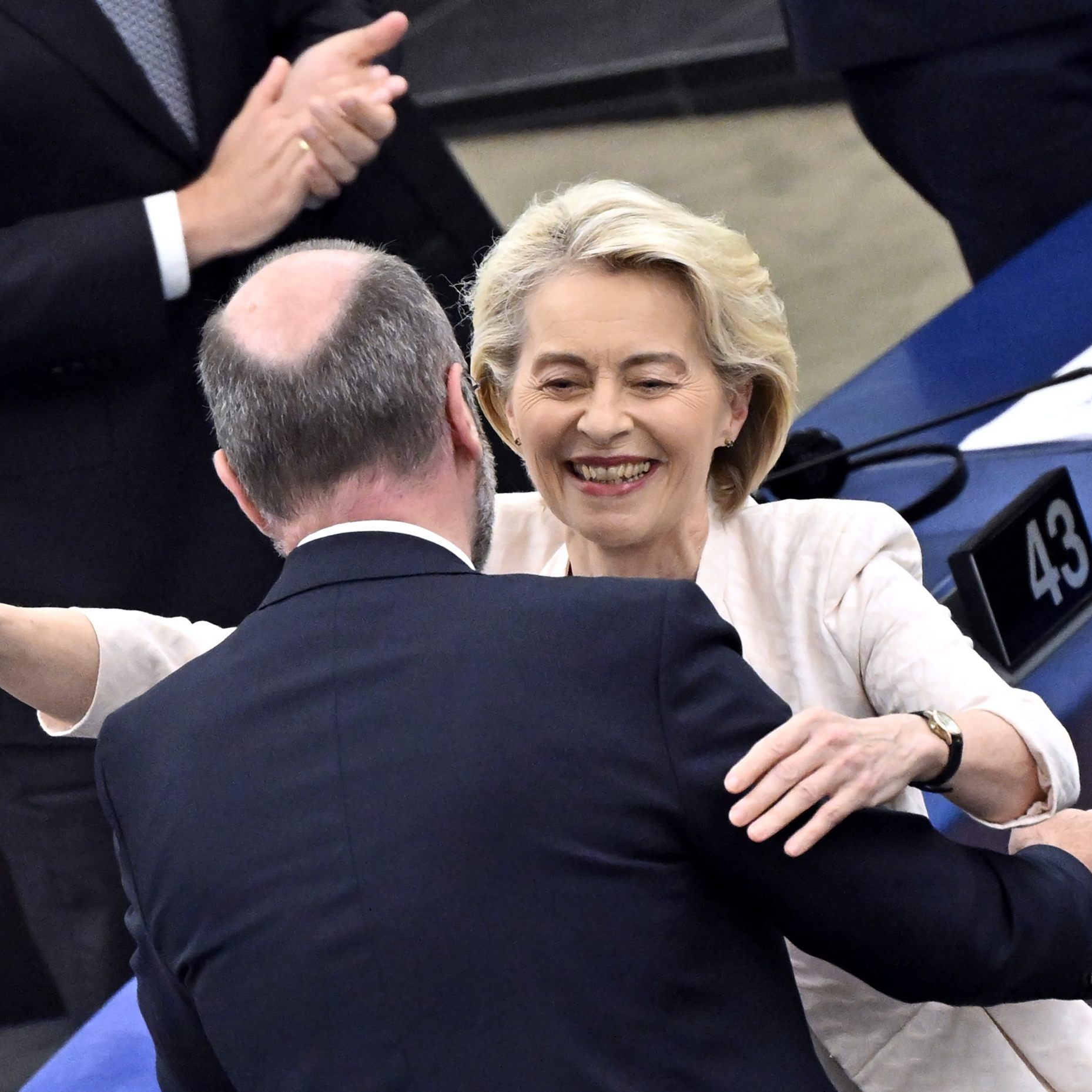 Manfred Weber, EVP-Fraktionsvorsitzender im EU-Parlament, gratuliert Ursula von der Leyen
