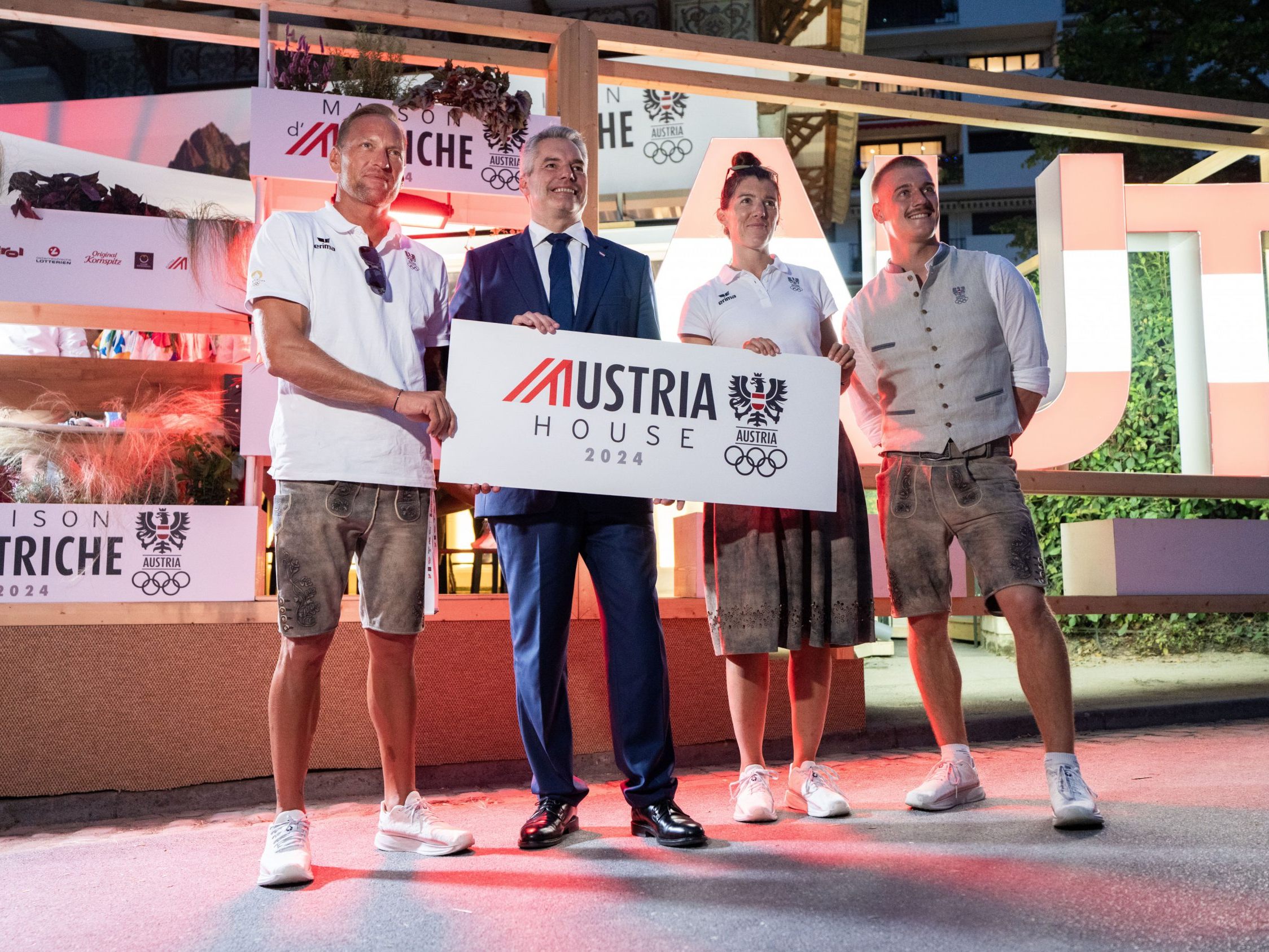 vlnr.: Beachvolleyballspieler Alexander Horst, Kanzler Karl Nehammer, Ruderin Magdalena Lobnig und Kanute Felix Oschmautz. vlnr.: Beachvolleyballspieler Alexander Horst, Kanzler Karl Nehammer, Ruderin Magdalena Lobnig und Kanute Felix Oschmautz.
