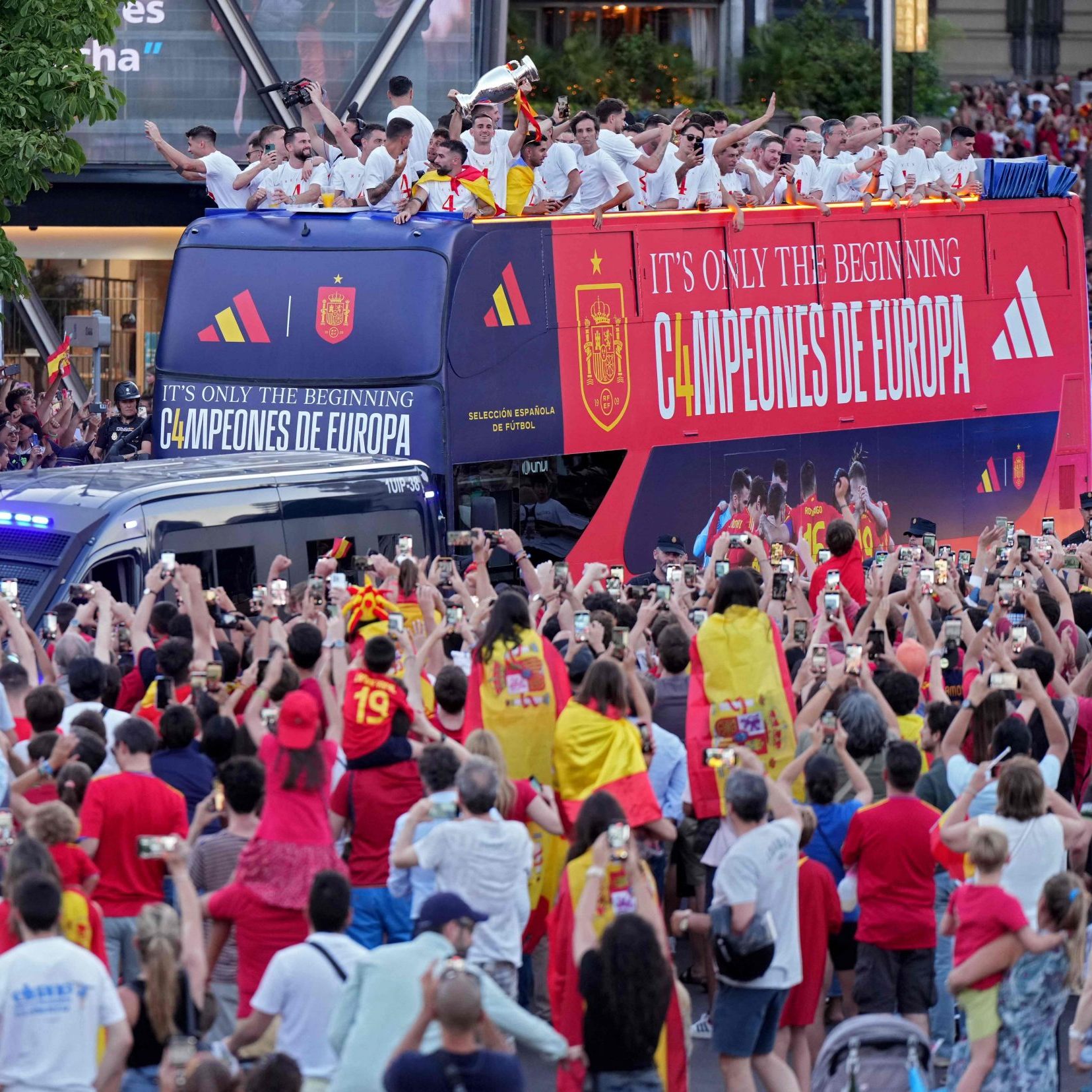 Fußball-EM: Spanien feiert Team nach Rückkehr.