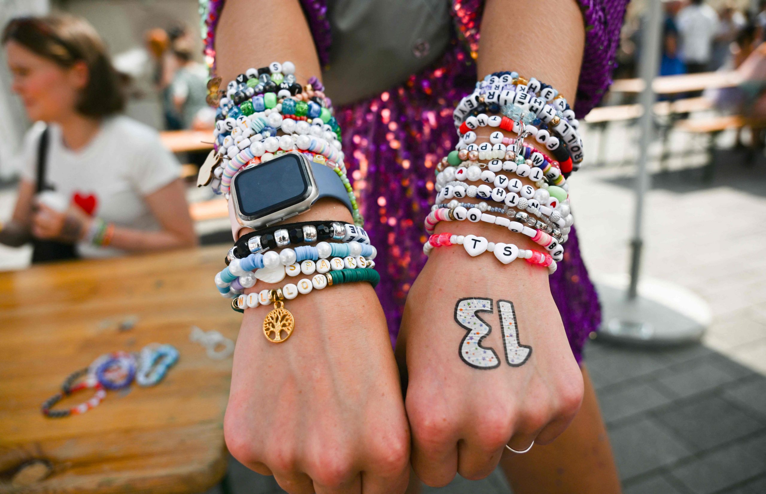 Farbenfrohe Armbänder als Markenzeichen der Swifties