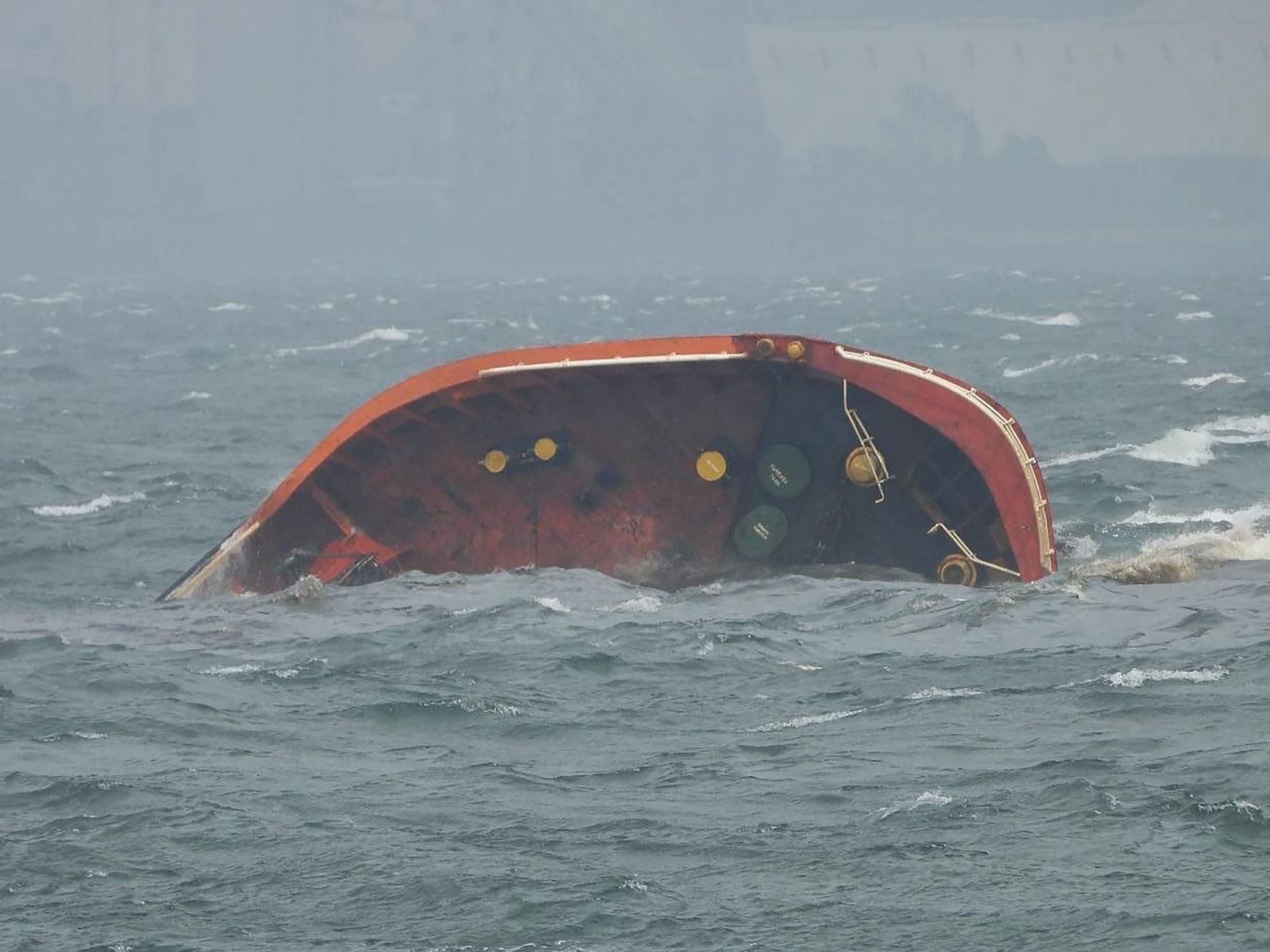 Das Schiff kenterte, nachdem es von den gewaltigen Wellen des Taifuns Gaemi getroffen worden war. Das Schiff kenterte, nachdem es von den gewaltigen Wellen des Taifuns Gaemi getroffen worden war.