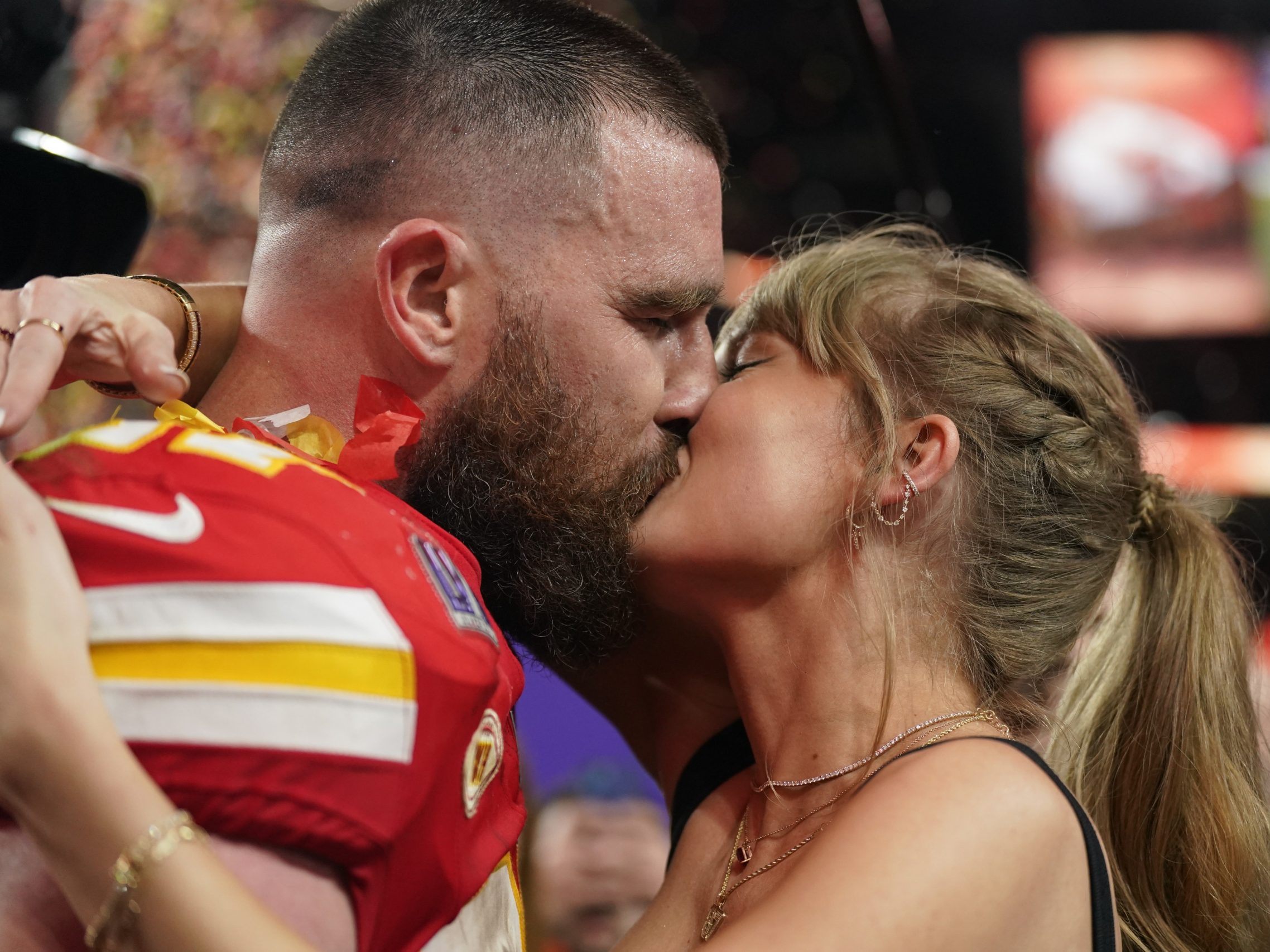 Taylor Swift und Travis Kelce zeigen sich immer wieder sehr verliebt in der Öffentlichkeit. Taylor Swift und Travis Kelce zeigen sich immer wieder sehr verliebt in der Öffentlichkeit.