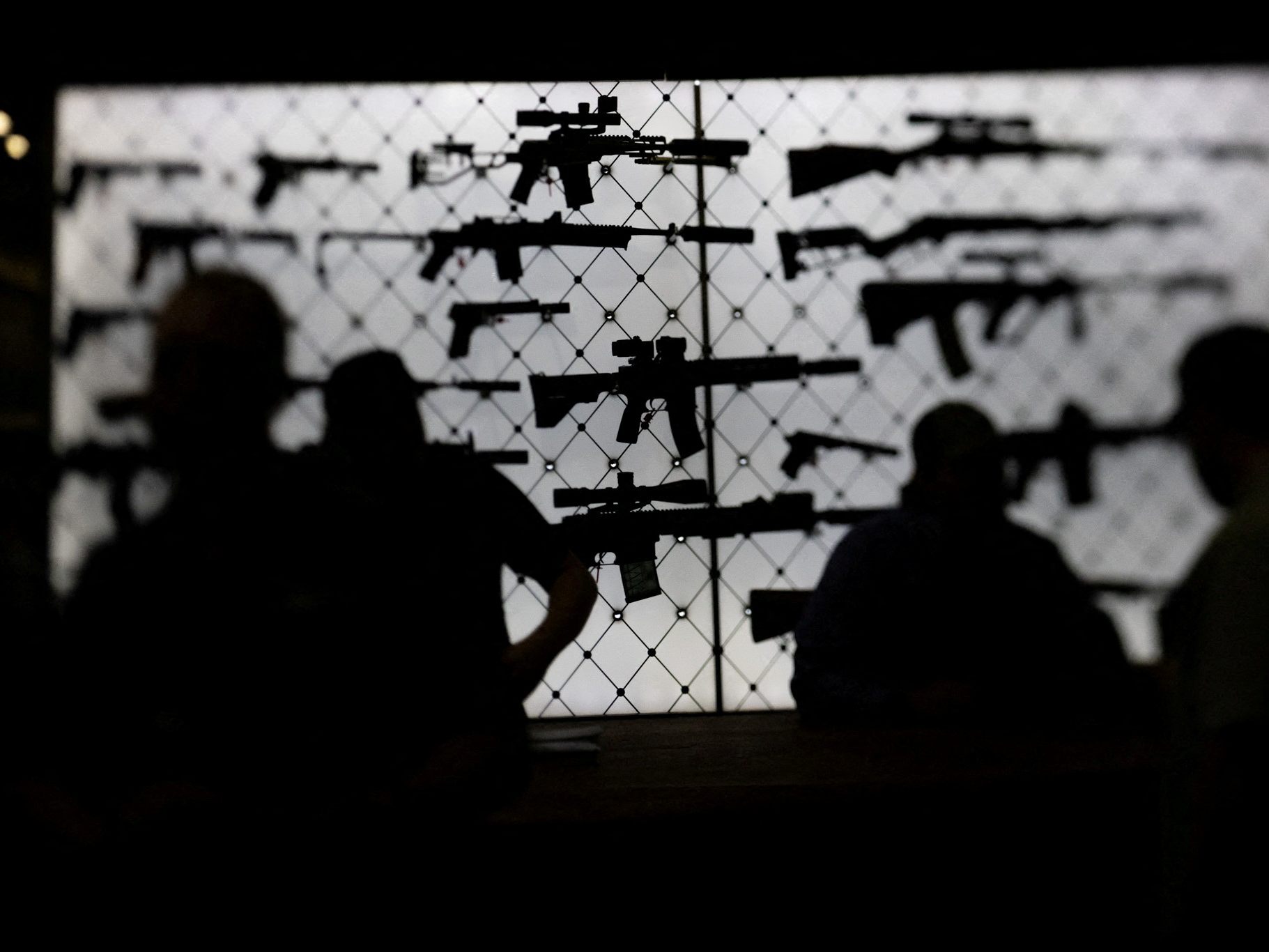 Das Gewehr AR-15 ist in den USA relativ frei erhältlich - Im Bild mehrere Versionen der Waffe bei einer US-Waffenmesse.