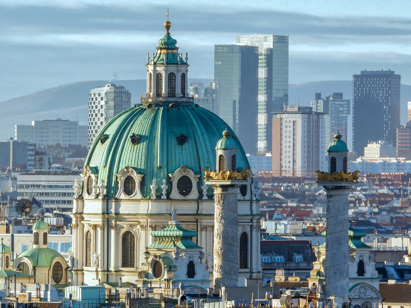 Nach einem Aufenthalt in Großbritannien, wo der 62-jährige Unternehmer seine kranke Mutter besuchte, reiste er laut eigenen Angaben am Dienstag nach Wien weiter. Nach einem Aufenthalt in Großbritannien, wo der 62-jährige Unternehmer seine kranke Mutter besuchte, reiste er laut eigenen Angaben am Dienstag nach Wien weiter.