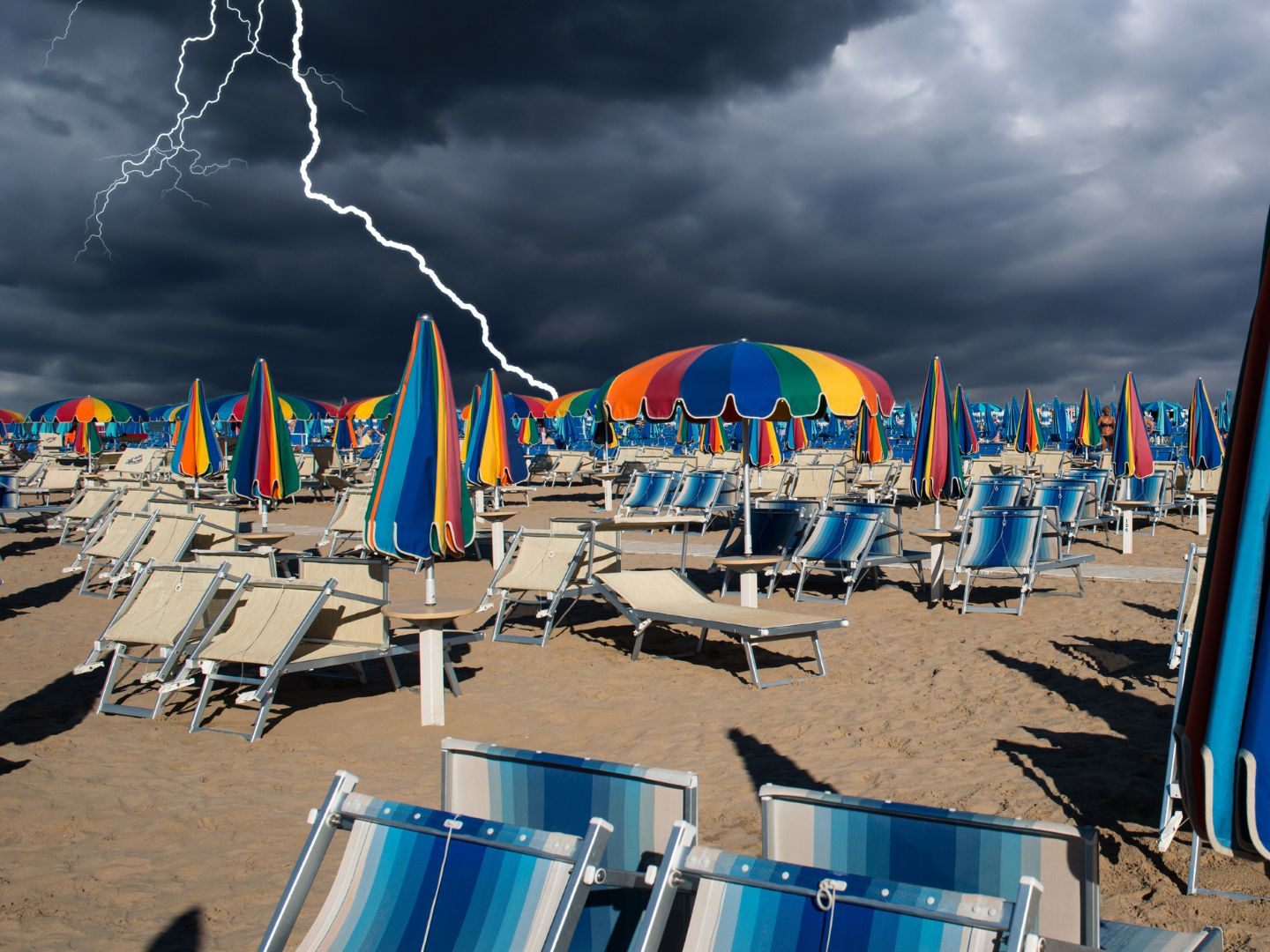 Wegen Starkregen und Hagel mussten Badegäste vom Strand flüchten.