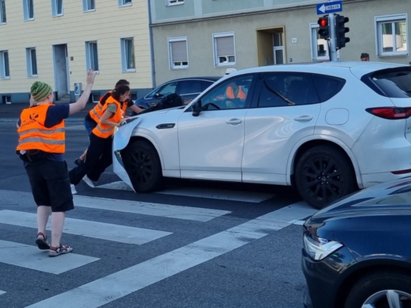 Ein Auto fuhr in eine Klimademo. Ein Auto fuhr in eine Klimademo.
