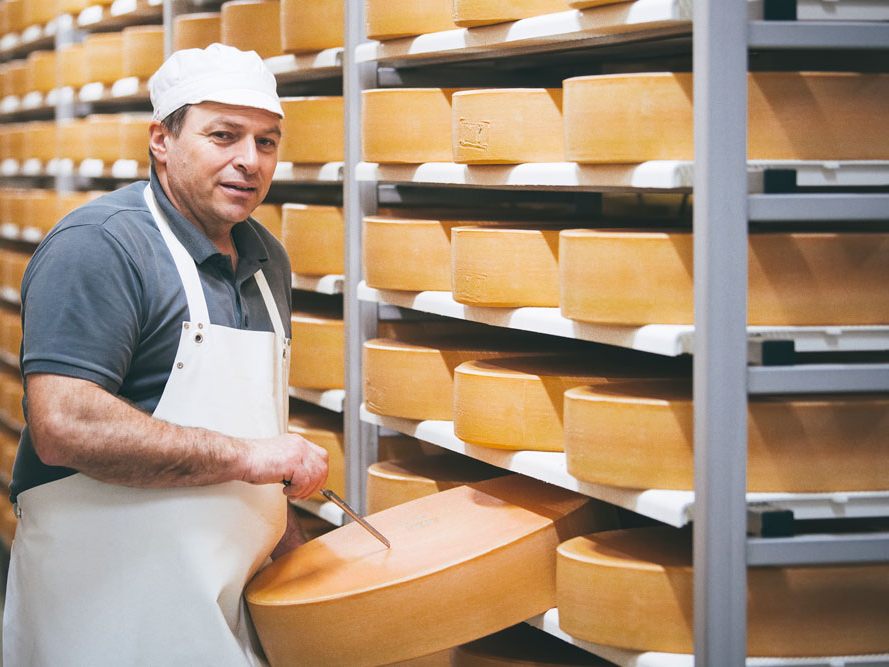 Günther Muxel, Meistersenn der Sennerei Schoppernau: „Neben höchster Hygiene ist die Milchqualität entscheidend. Denn nur mit bester Milch können wir unseren Spitzenkäse produzieren.“