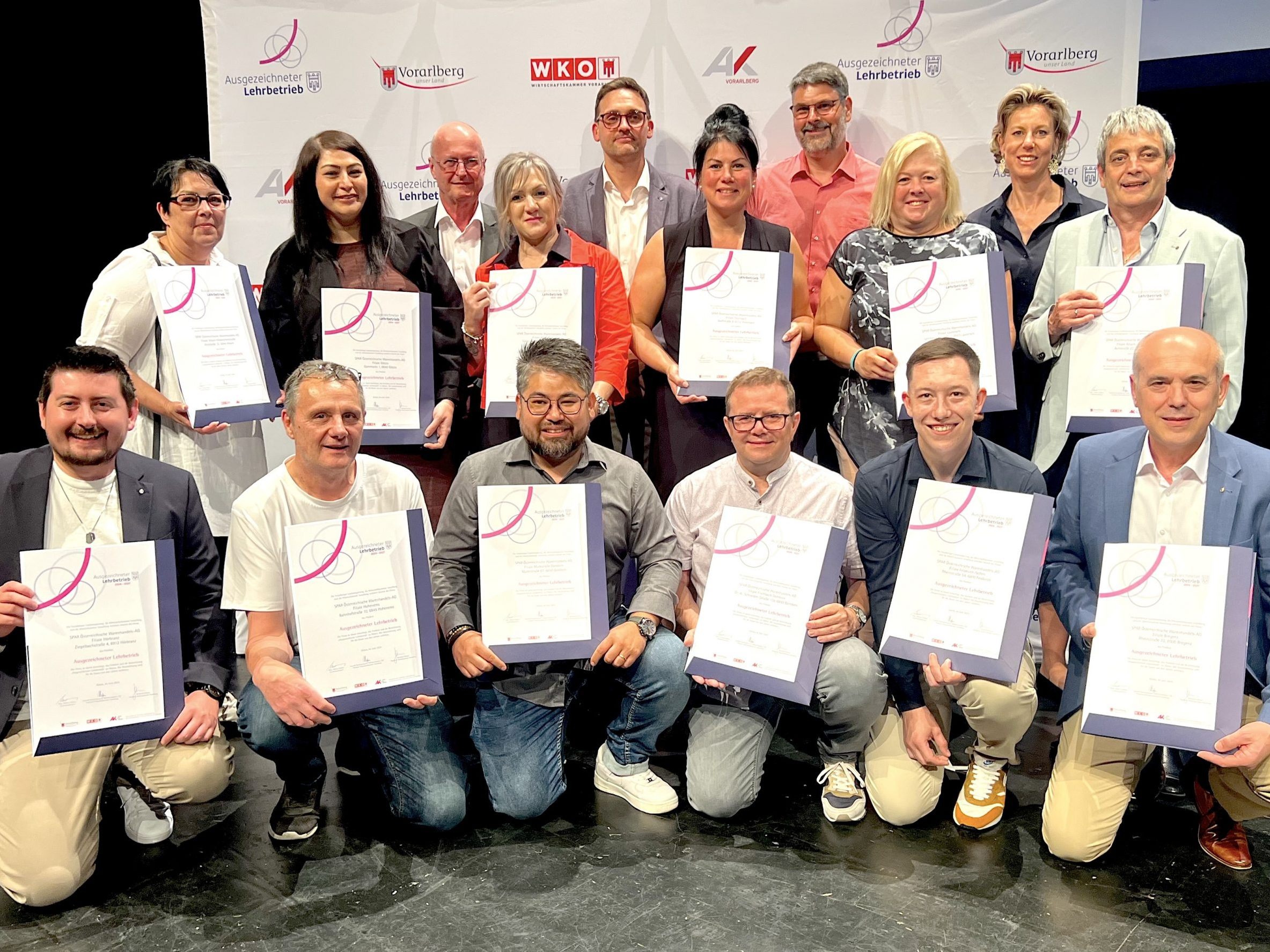 Insgesamt wurden 13 Filialen mit dem Prädikat „Ausgezeichneter Lehrbe-trieb 2024“ prämiert.