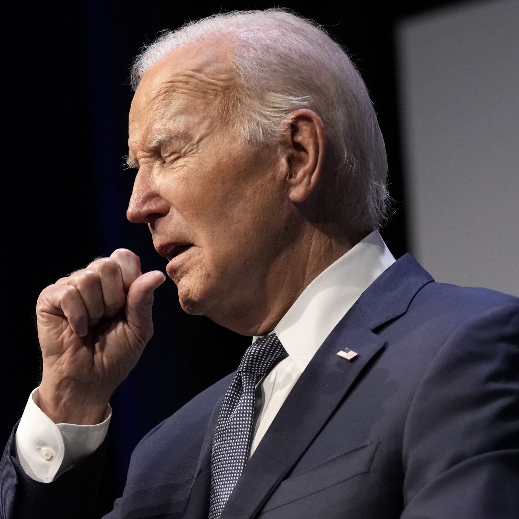 Biden hustet während einem Event in Las Vegas.