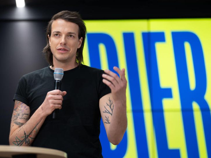 Dominik Wlazny will mit seiner Partei in den Nationalrat. Dominik Wlazny will mit seiner Partei in den Nationalrat.