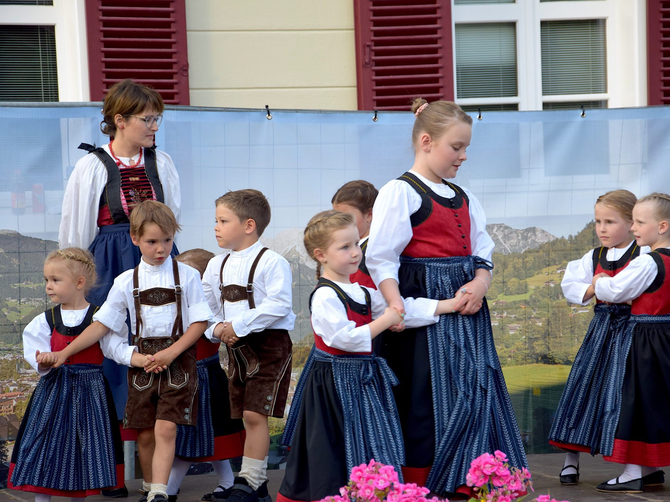 Die Kindertrachtengruppe der prominenten Montafoner Trachtengruppe Schruns begeisterte bei ihrem Auftritt im Rahmen des "Montafoner Abends" am Schrunser Kirchplatz das Publikum.