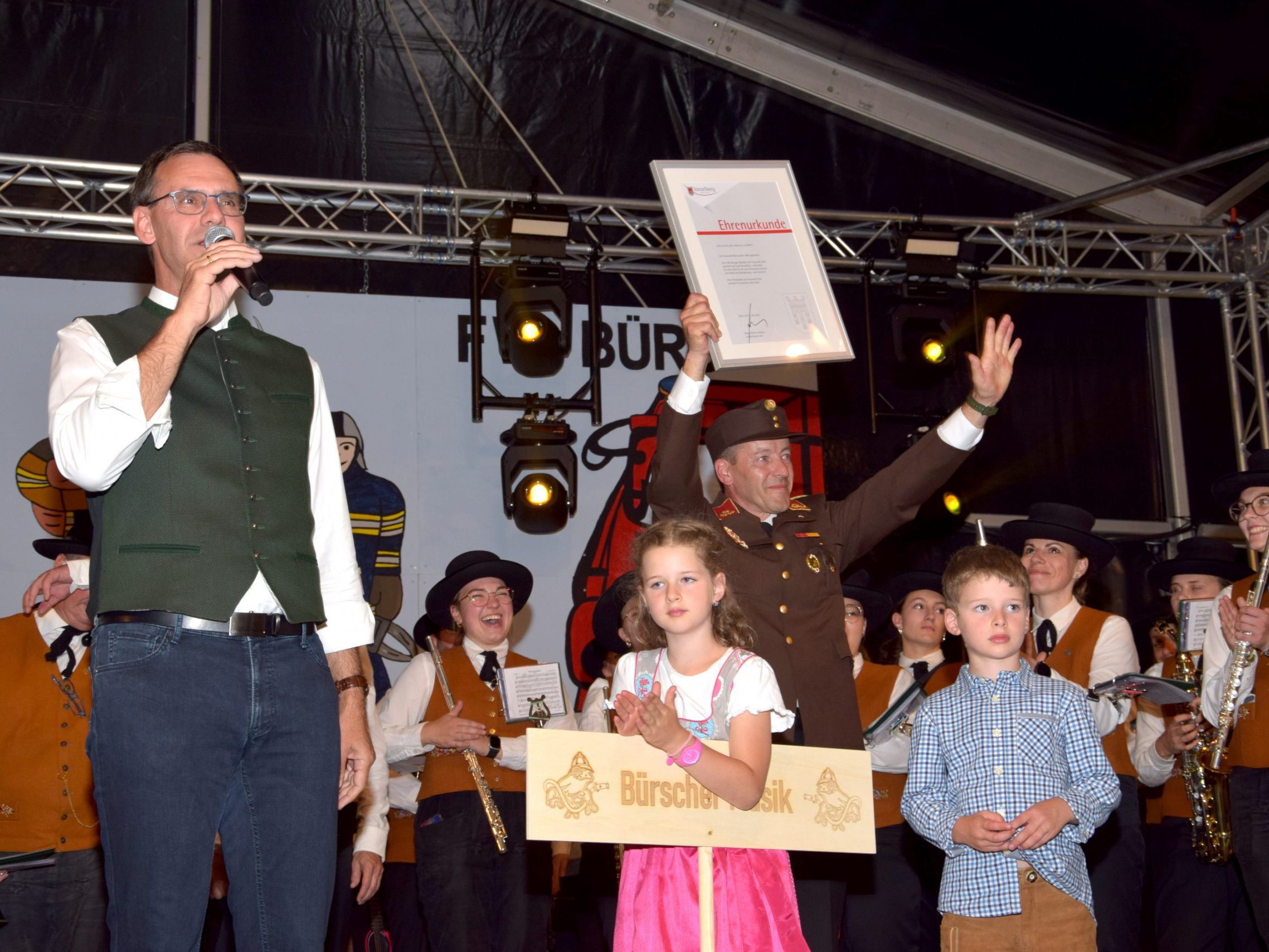 Über die Ehrenurkunde für die Ortsfeuerwehr Bürs, die ihm Landeshauptmann Markus Wallner überreicht hat, freut  sich Kommandant Raimund Rauch.
