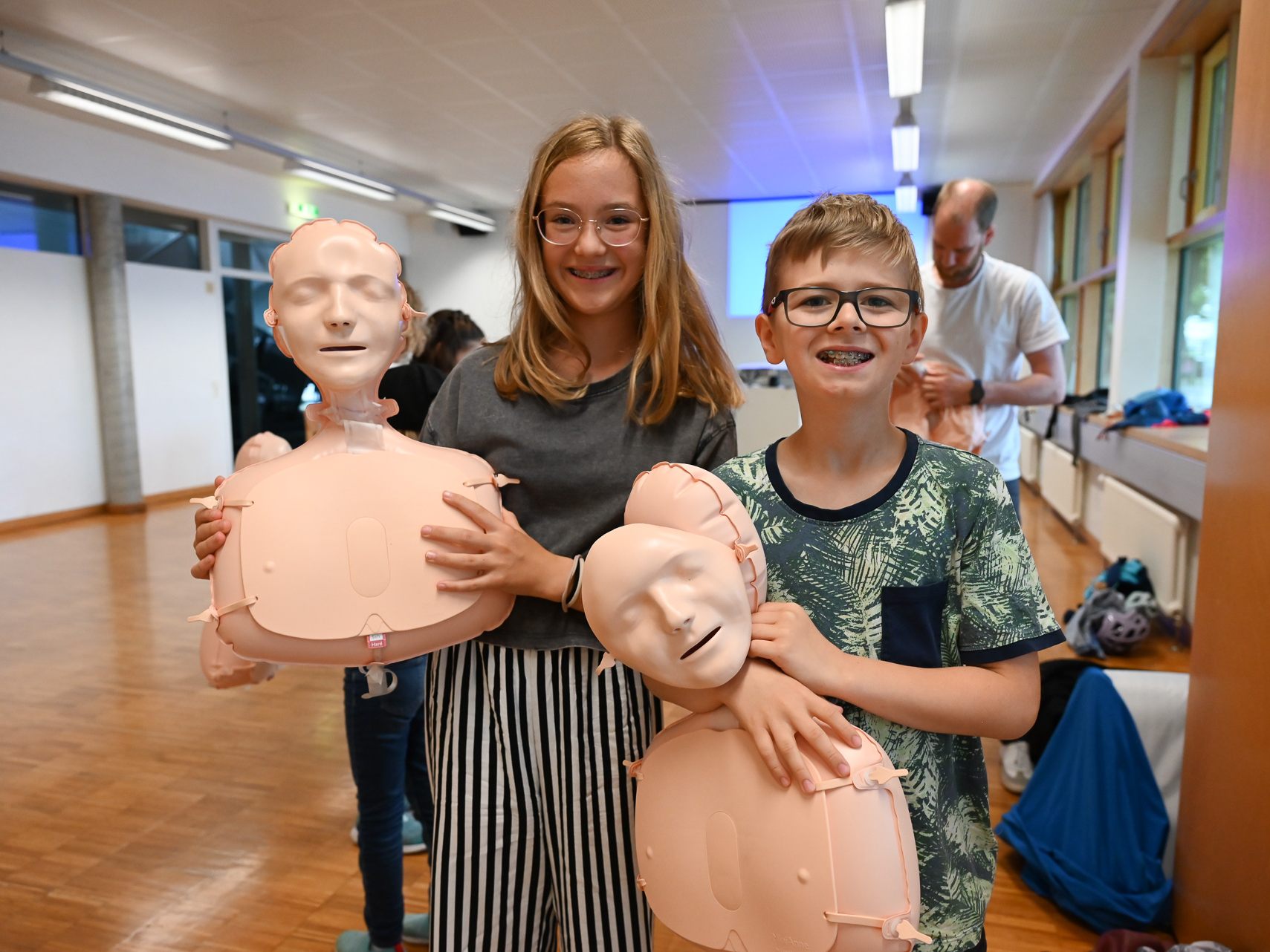 Amelie (11) und Eric (11) lernten am Samstagvormittag wie sie Leben retten können. Amelie (11) und Eric (11) lernten am Samstagvormittag wie sie Leben retten können.