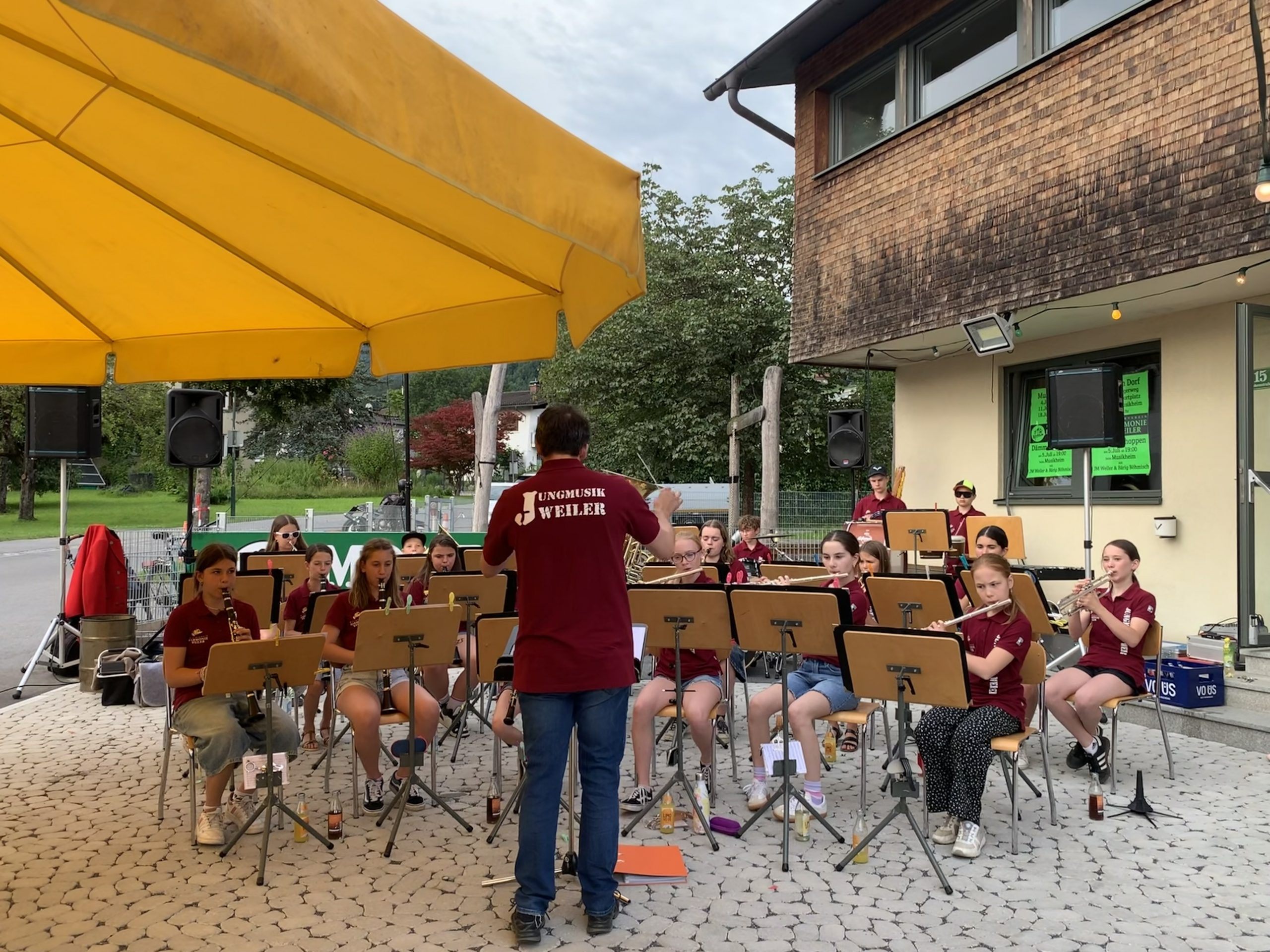 Dämmerschoppen vor dem Musikheim.
