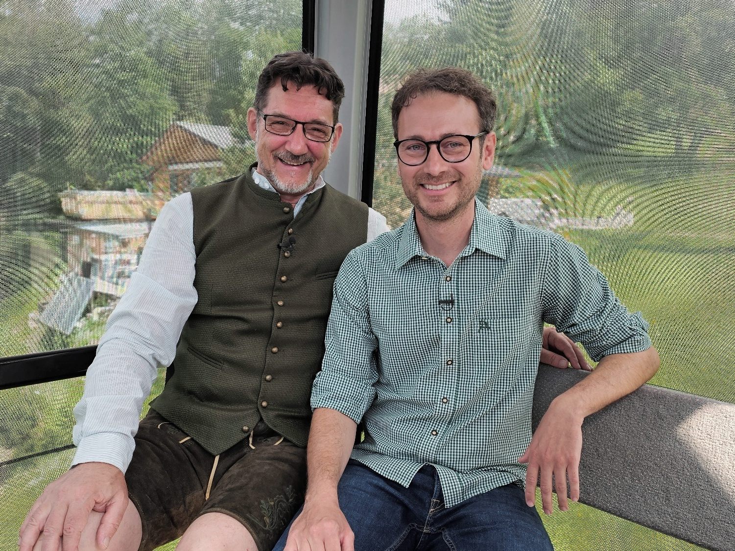 Grüne-Landesrat Daniel Zadra (re), ist zu Gast bei Andreas Seeburger (li) in der Ländle TV Fernsehgondel am Muttersberg.