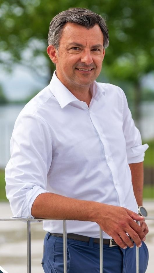 Wie reagiert Martin Staudinger auf die Kritik am neuen Strandbad?