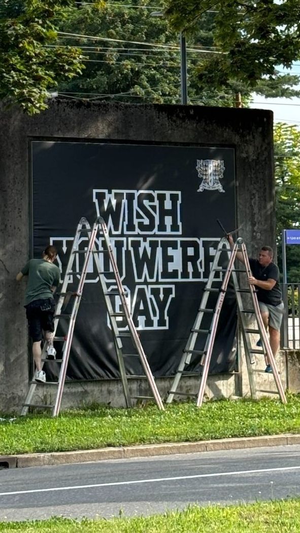 Die zerstörten Billboards wurden ersetzt. Eine Botschaft für mehr Toleranz war auch mit dabei.