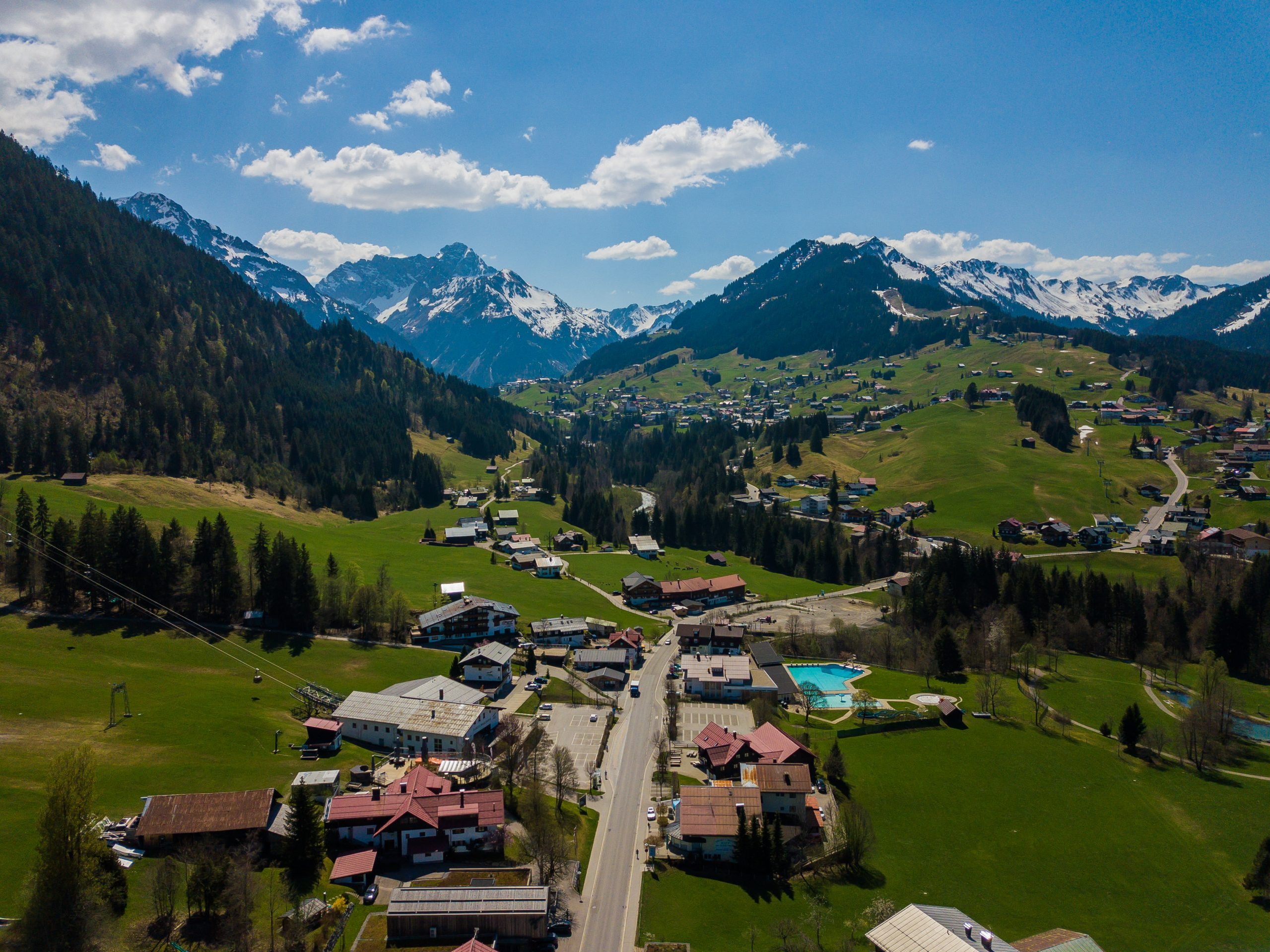 Ein 63-Jähriger wurde bei einem Unfall im Kleinwalsertal schwer verletzt.