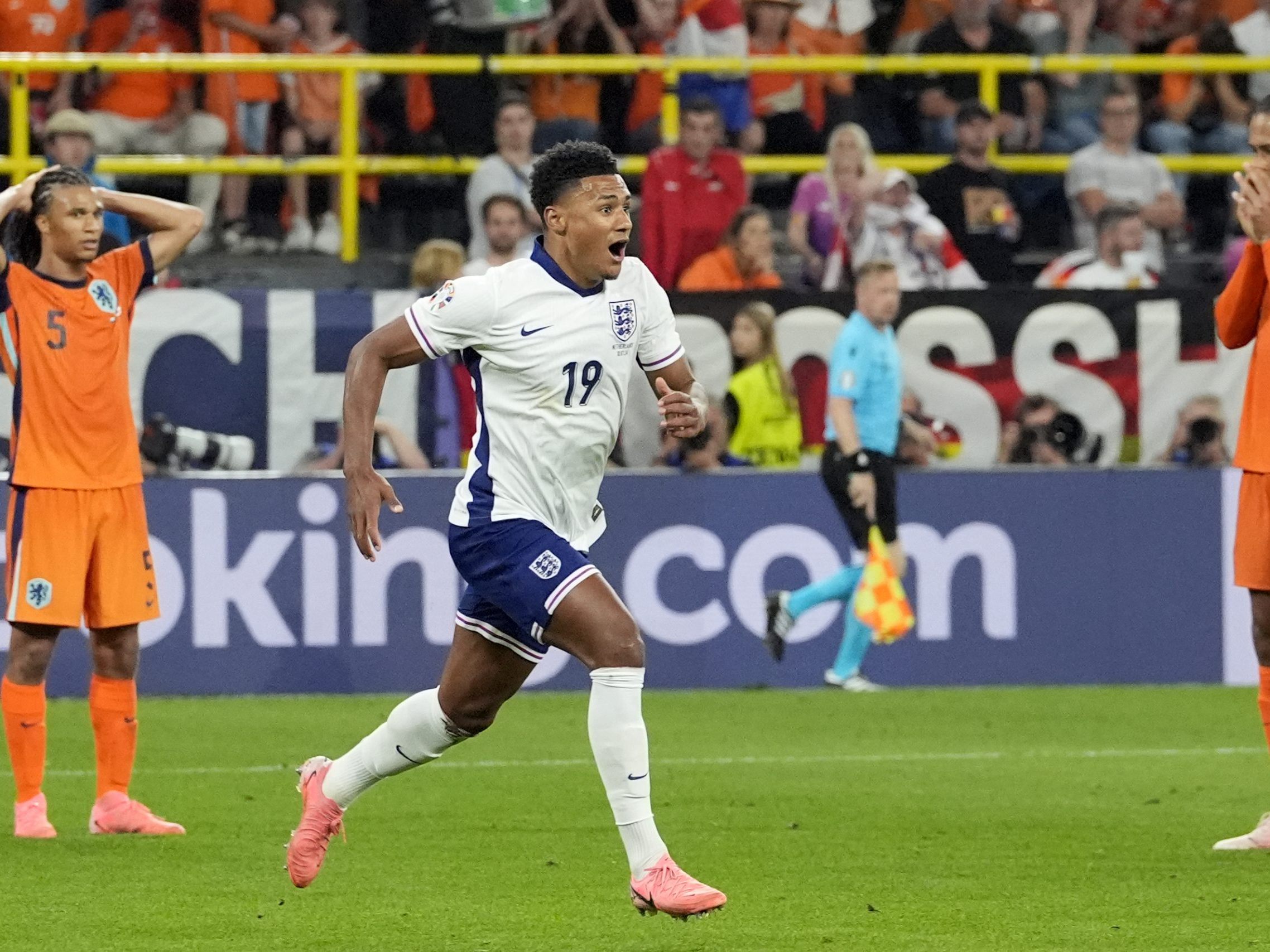 England schlug im Halbfinale der Fußball-EM die Niederlande mit einem späten Tor. England schlug im Halbfinale der Fußball-EM die Niederlande mit einem späten Tor.