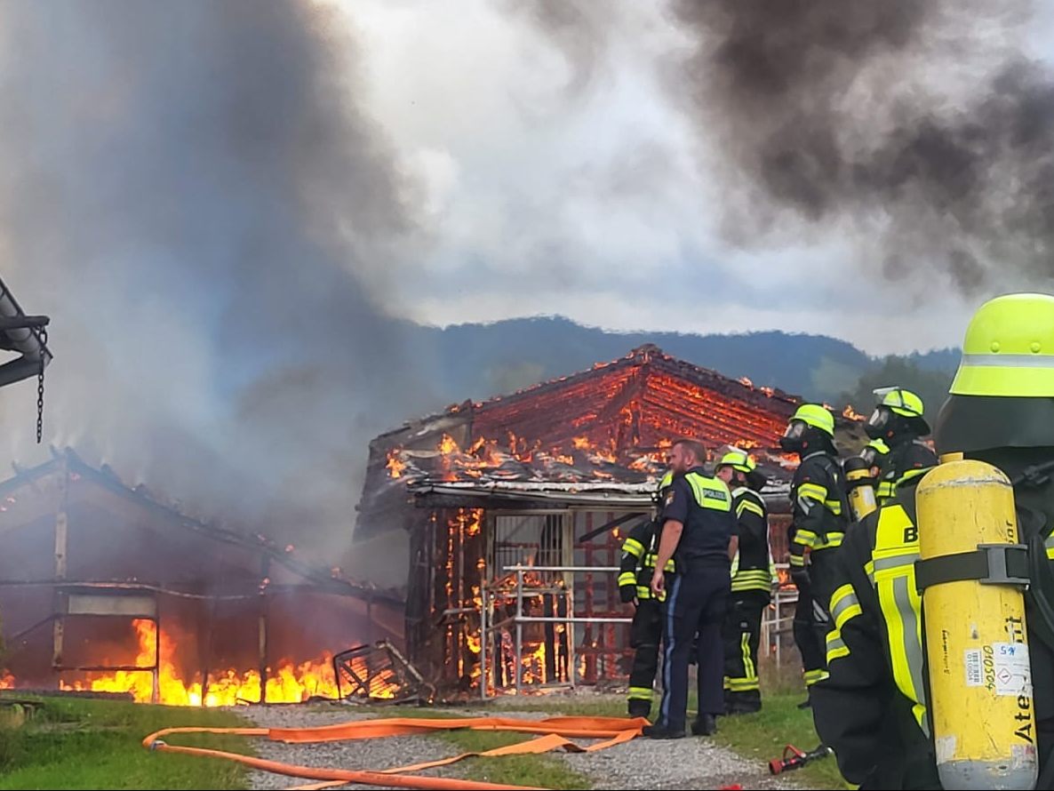Der Stall sowie der überdachte Reithalle brannten bis auf die Grundmauer nieder.