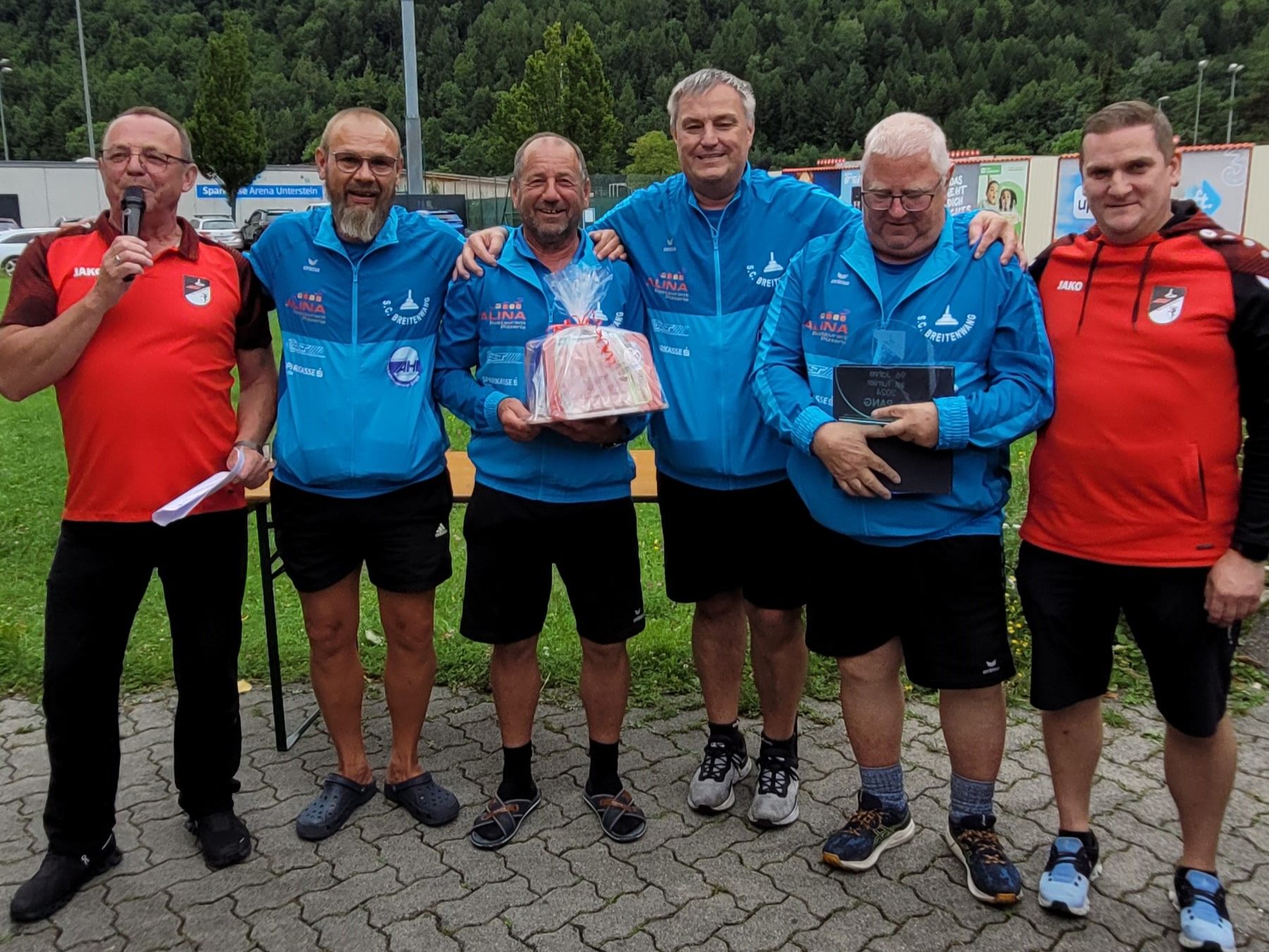 Obmann Gruber Josef und Zech Vinzenz, dazwischen die Gewinner - das Team Tirol.