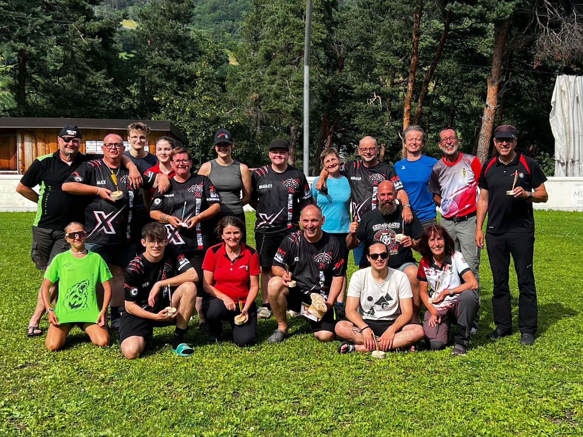 Gruppenbild der Teilnehmer. Gruppenbild der Teilnehmer.