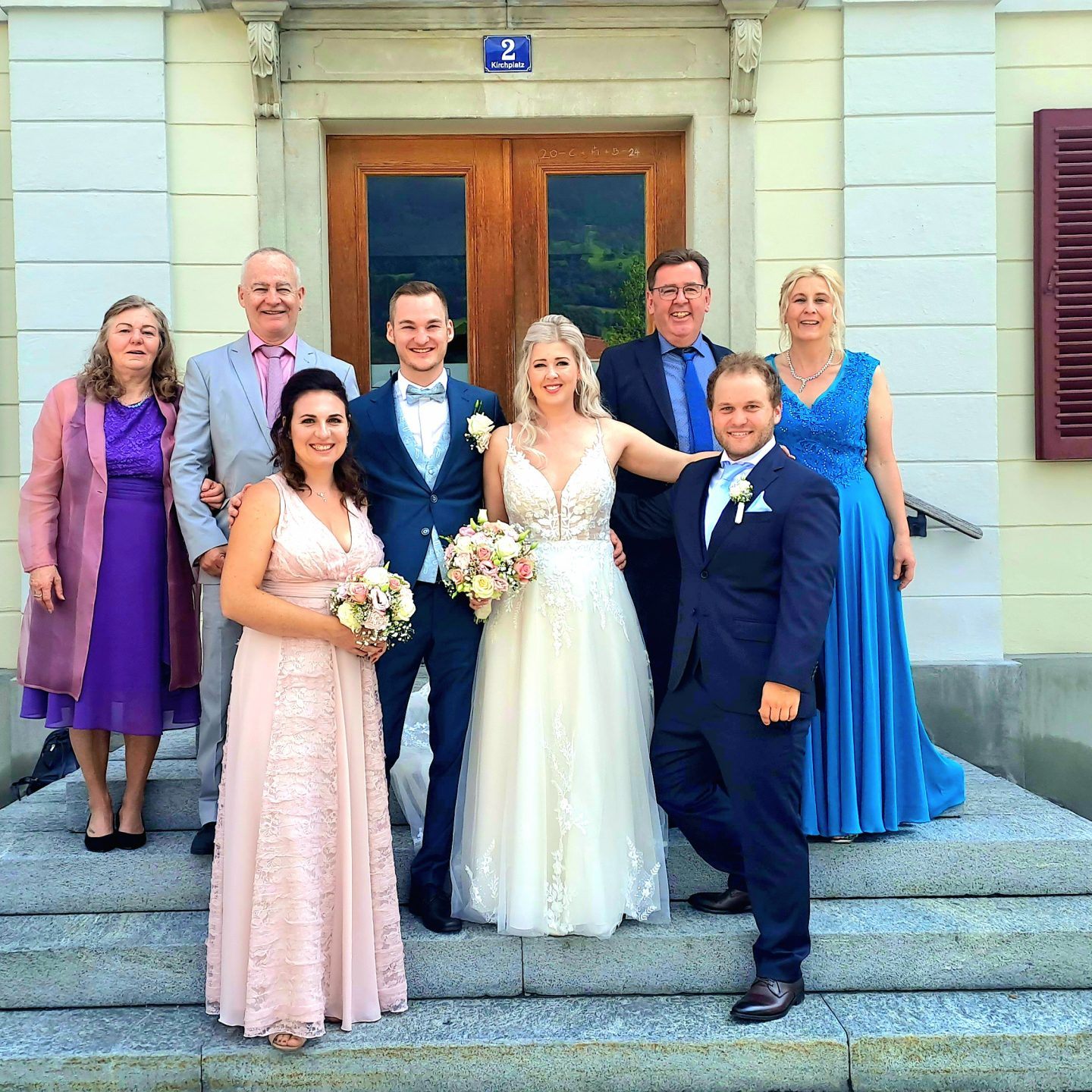Das frischvermählte Paar mit Trauzeugen und Eltern.