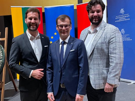Bürgermeister Simon Tschann, Honorarkonsul Dr. Andreas Huber und Stadtrat Cenk Dogan.