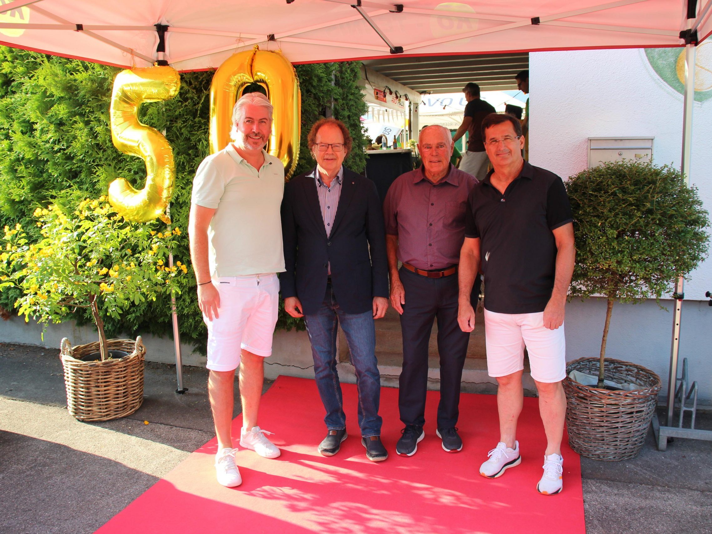v. l. n. r.: Obmann Christian Mößler und Bürgermeister Florian Kasseroler sowie die beiden Ehrenobmänner Anton Schnetzer und Aldo Sauerwein.