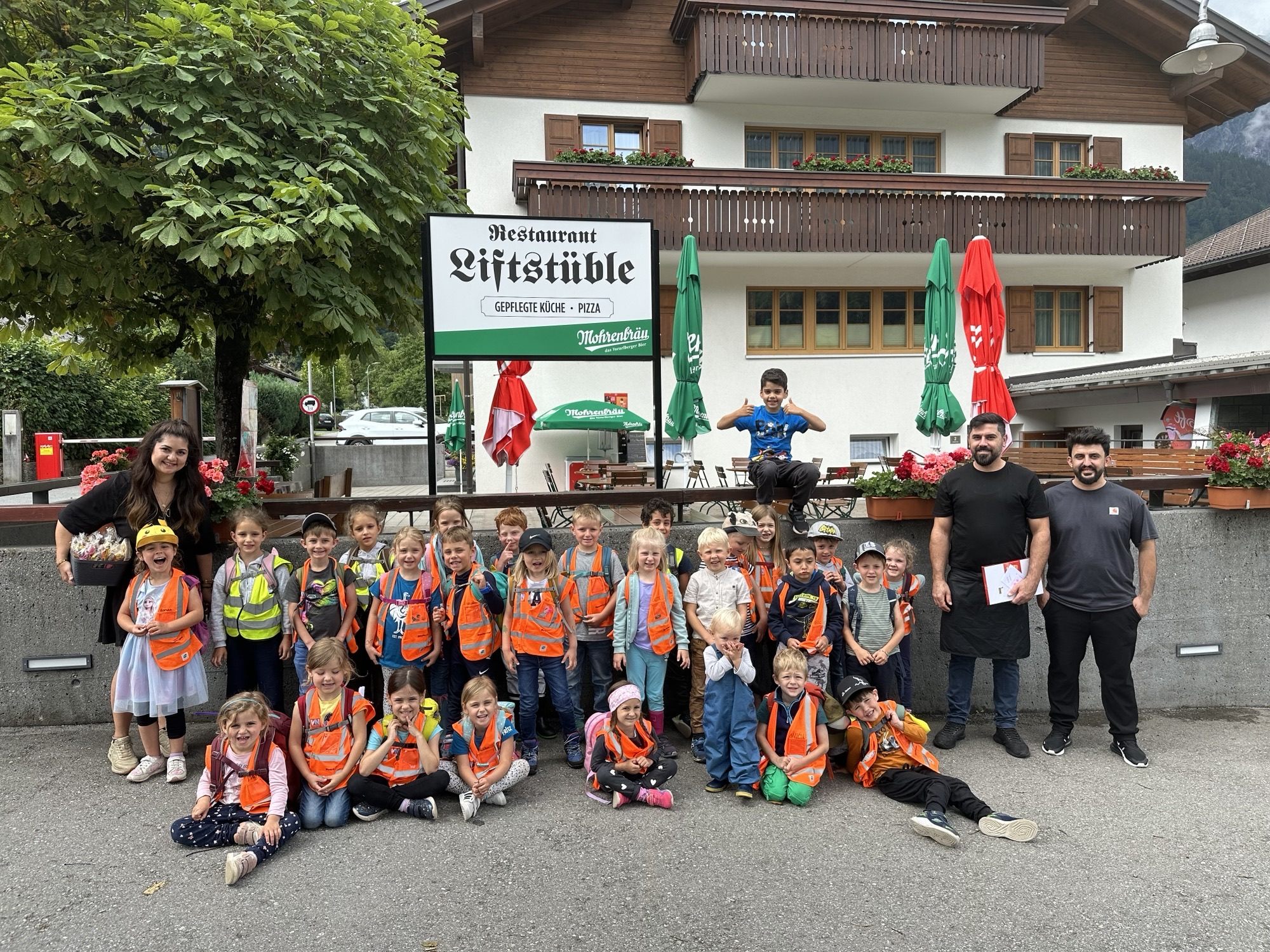 Glückliche Kinder nach dem Pizza essen.