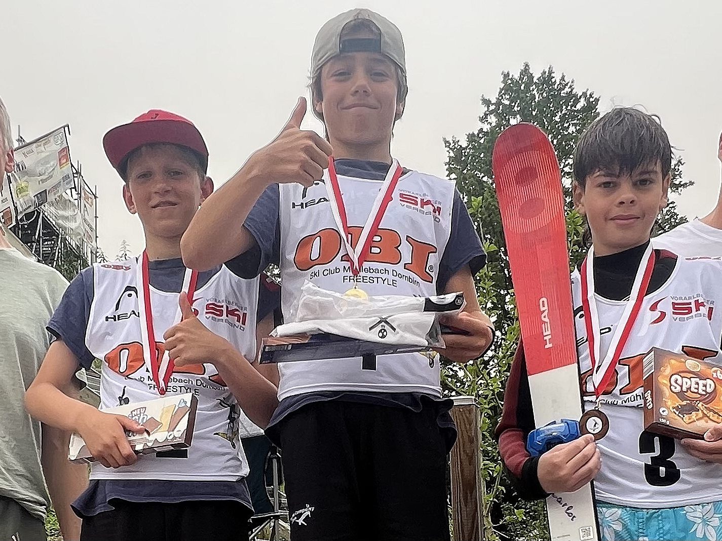 Herbert Kaufmann, GF von Dornbirn Tourismus (li.) und Andreas Hammerer, Obmann SC Mühlebach (re.) überreichten die Medaillen an die U14-Sieger (v.l.) Sven Hutmacher, Lino Wernli und Carlos Schmidt-Weber. Herbert Kaufmann, GF von Dornbirn Tourismus (li.) und Andreas Hammerer, Obmann SC Mühlebach (re.) überreichten die Medaillen an die U14-Sieger (v.l.) Sven Hutmacher, Lino Wernli und Carlos Schmidt-Weber.