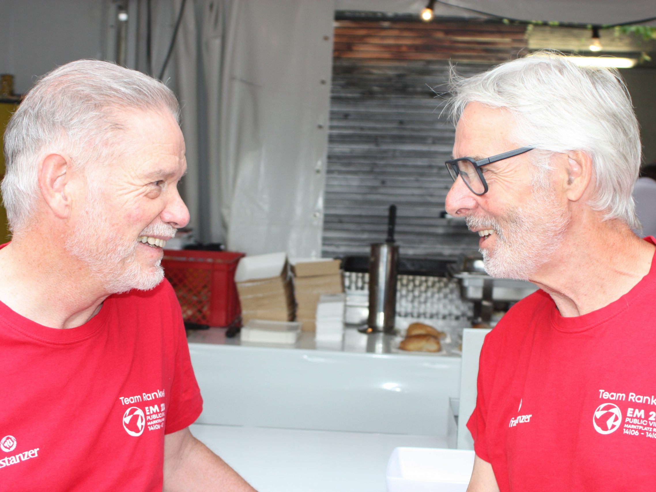 Im Smalltalk dankt Macher Armin Wille (r.) seinem großen ehrenamtlichen Helfer Hugo Bertsch. Im Smalltalk dankt Macher Armin Wille (r.) seinem großen ehrenamtlichen Helfer Hugo Bertsch.