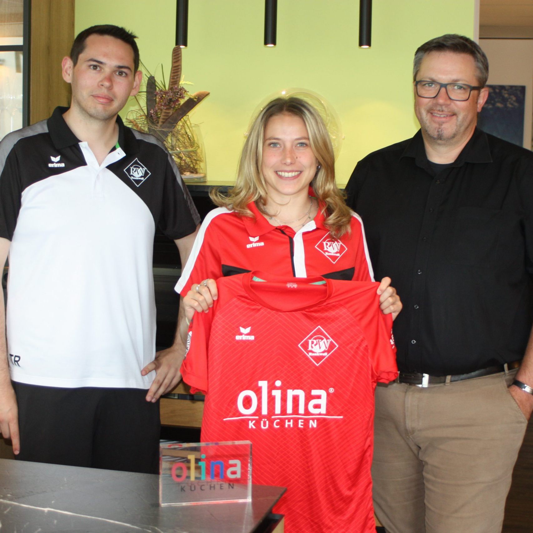 Neuzugang Lara Baldauf mit Olina Geschäftsführer Markus Tschohl (r.) und RW Rankweil Damen Sportchef Manuel Dobler blicken optimistisch in die neue Saison.