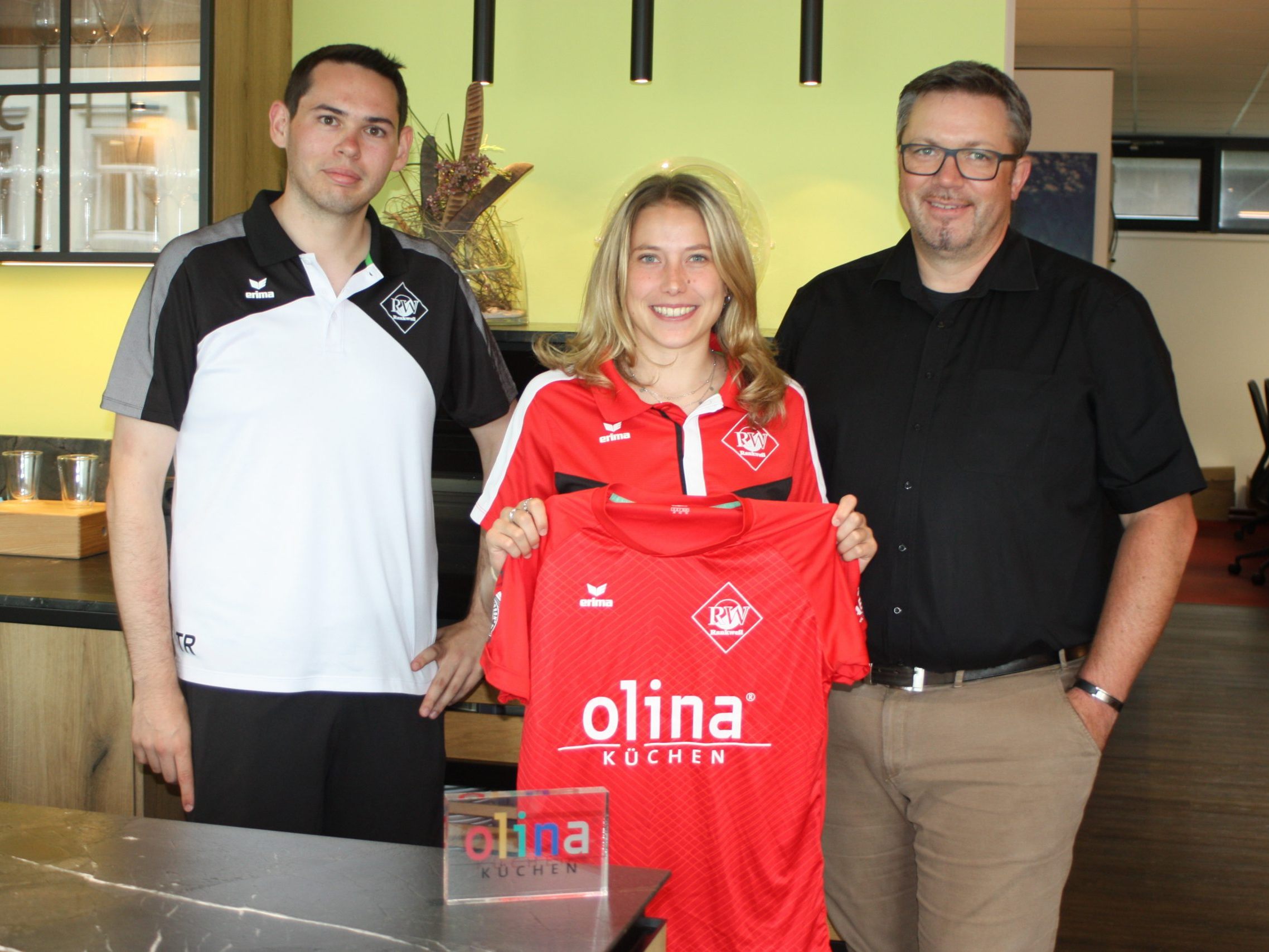 Neuzugang Lara Baldauf mit Olina Geschäftsführer Markus Tschohl (r.) und RW Rankweil Damen Sportchef Manuel Dobler blicken optimistisch in die neue Saison.