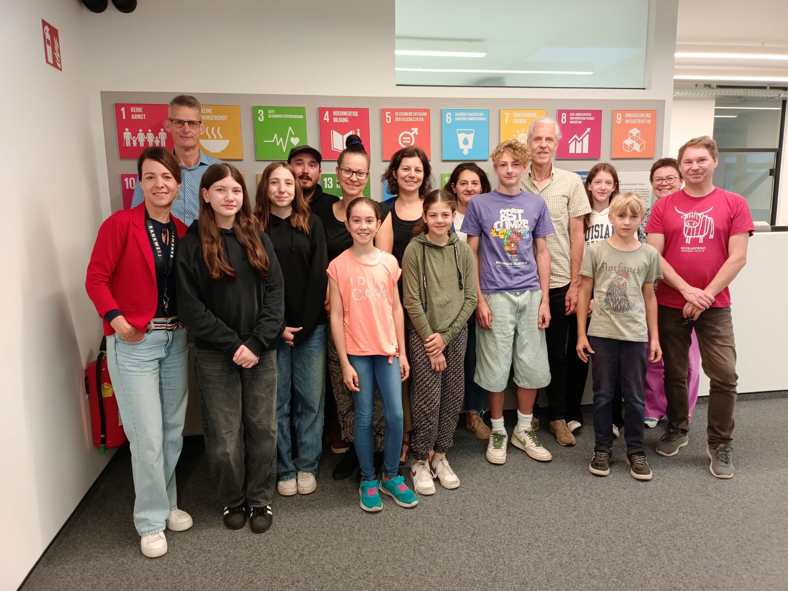 Amtsleiter Christian Breuß (hinten links) mit Sabine dall'Armi  und Medina Tüfekli (Bürgerservice, Standesamt), Aileen Rheinberger und Marcel Matt (OJAR), Silvia und Alena Hartmann (Kindergarten Montfort), Ingeborg Fink-Kuttnig und Naomi Fink (Kindergarten Markt), Carmen und Toni Dobler (Kindergarten Montfort), Christian Mäser (Infrastruktur/Hochbau) und Fidelia Florian sowie Josef und Thomas Speckle (Infrastruktur/IT) sowie Bürgermeister-Assistentin Daniela Beck (2. v. r.).