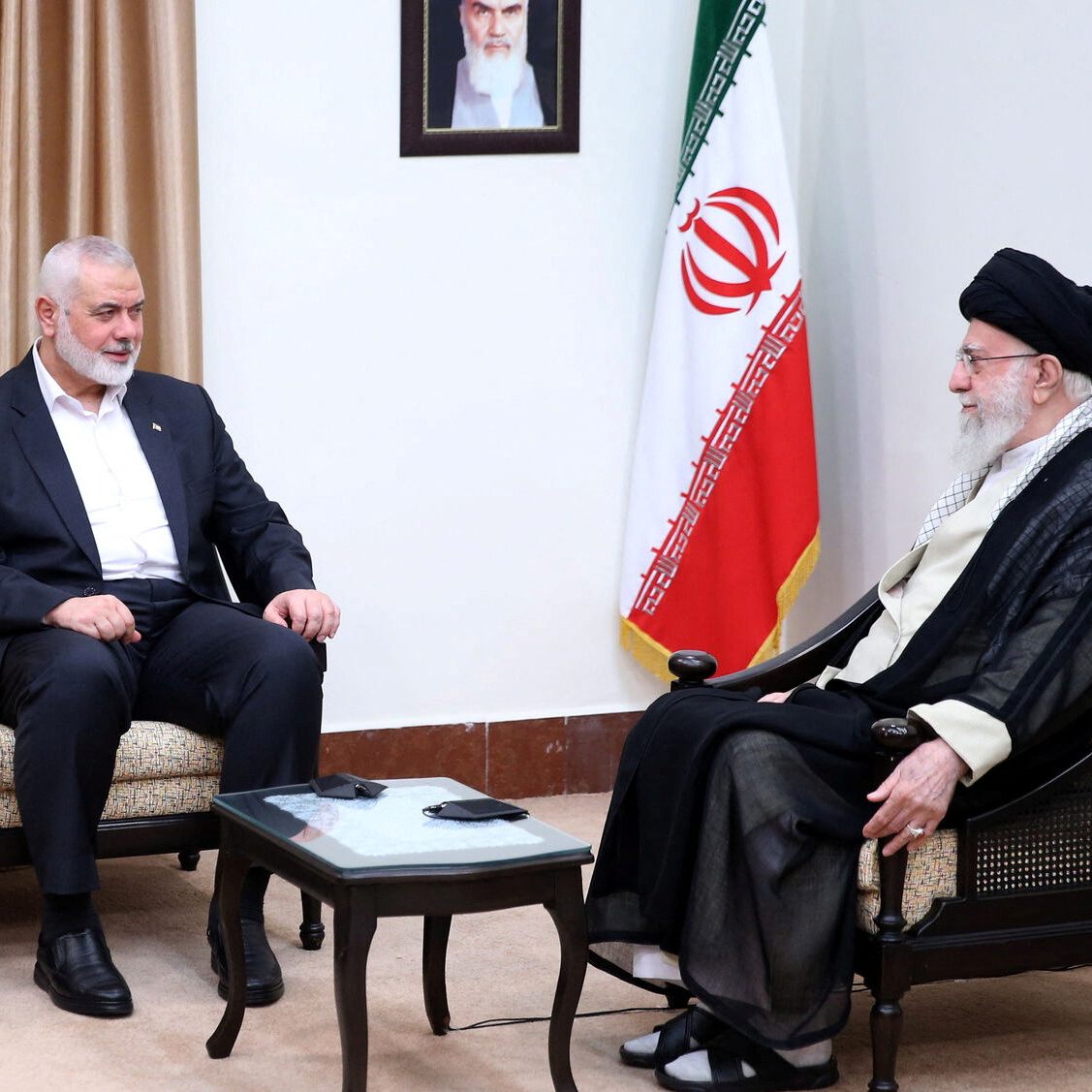Ismail Haniyeh (l.) traf am 30. Juli, kurz vor seinem Tod, noch mit Ayatollah Ali Khamenei (r.) zusammen.