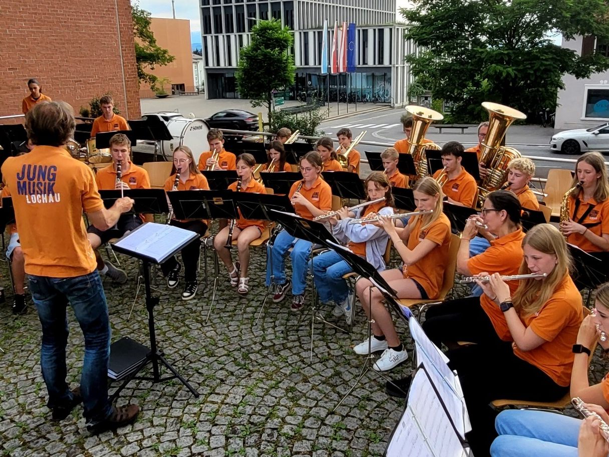 Mit über 90 aktiven Musikantinnen und Musikanten präsentierte sich der Musikverein Lochau beim traditionellen „Sommerkonzert“ in seiner ganzen Stärke. Im Bild die „Jungmusik Lochau“ unter der Leitung von Stefan Nobis. Mit über 90 aktiven Musikantinnen und Musikanten präsentierte sich der Musikverein Lochau beim traditionellen „Sommerkonzert“ in seiner ganzen Stärke. Im Bild die „Jungmusik Lochau“ unter der Leitung von Stefan Nobis.