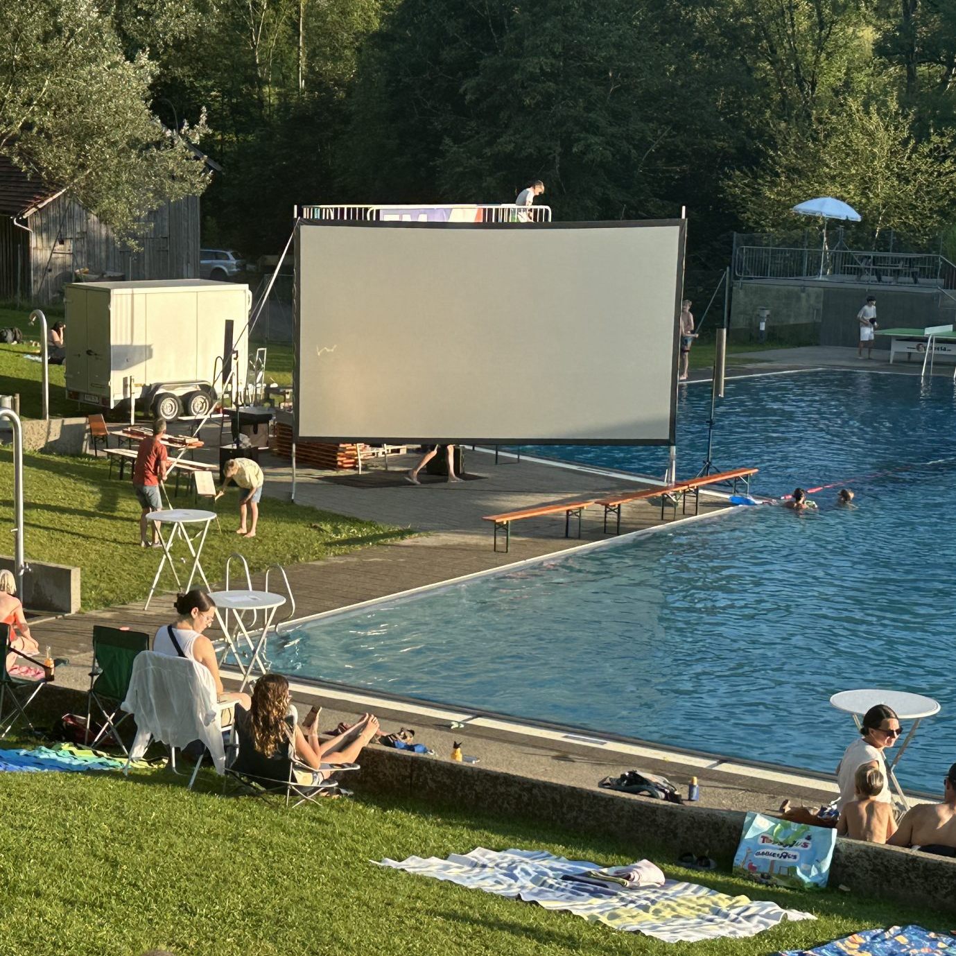 Public Viewing im Egger Schwimmbad