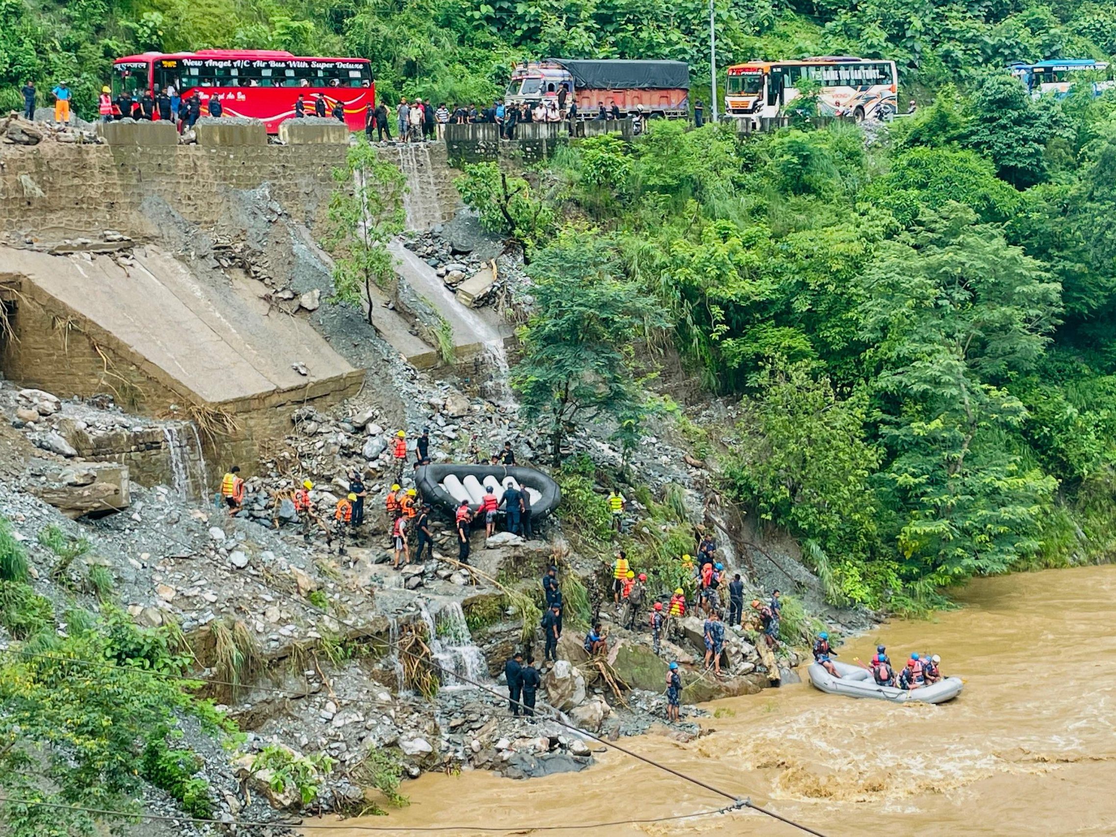Nach einem verheerenden Erdrutsch in Nepal werden noch Dutzende Personen gesucht. Nach einem verheerenden Erdrutsch in Nepal werden noch Dutzende Personen gesucht.