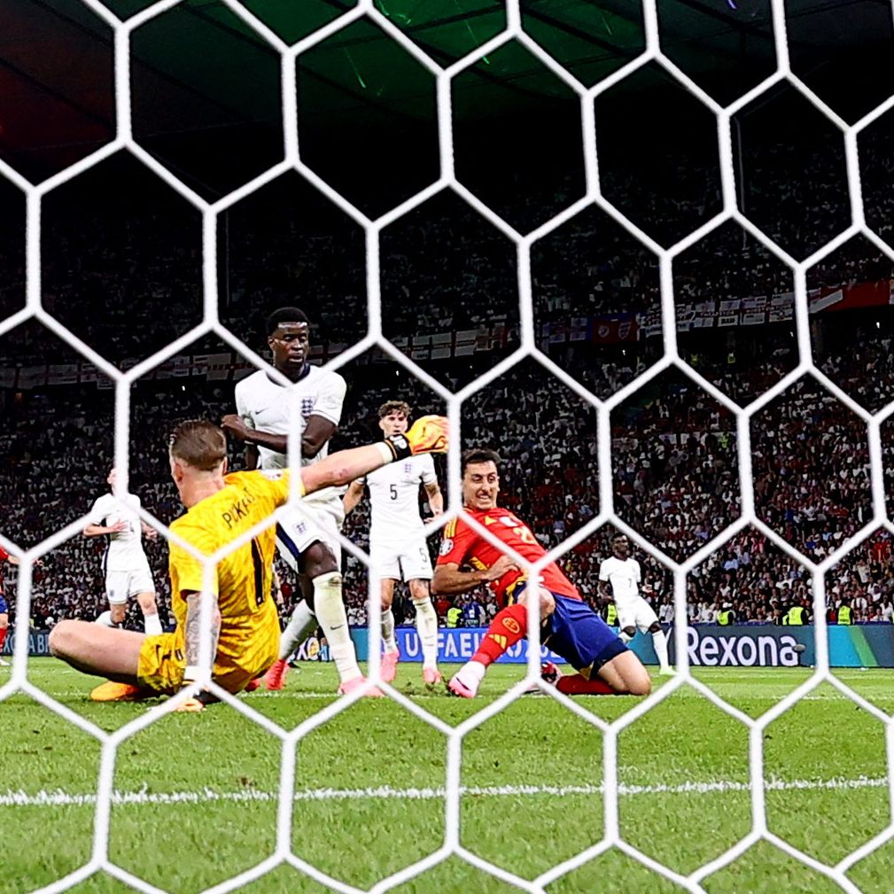 Oyarzabal trifft zum 2:1 für Spanien.