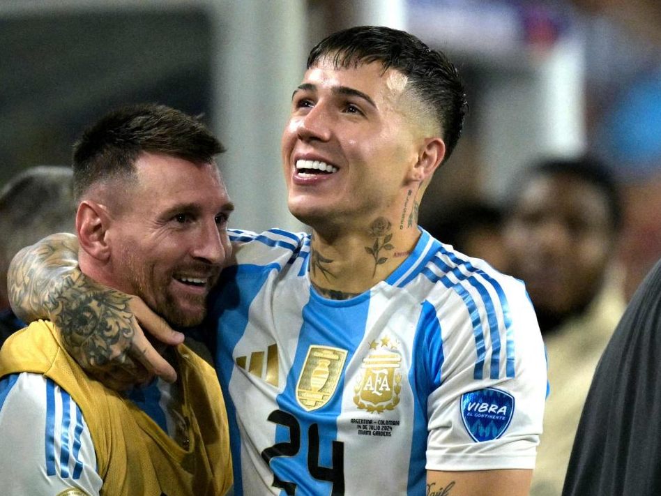 Enzo Fernandez gemeinsam mit Lionel Messi nach dem "Copa America" Erfolg. Enzo Fernandez gemeinsam mit Lionel Messi nach dem "Copa America" Erfolg.