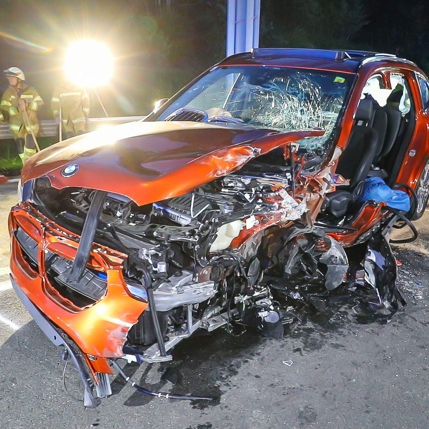 Fünf Verletzte und zwei schwer beschädigte Fahrzeuge nach Unfall auf der S16.