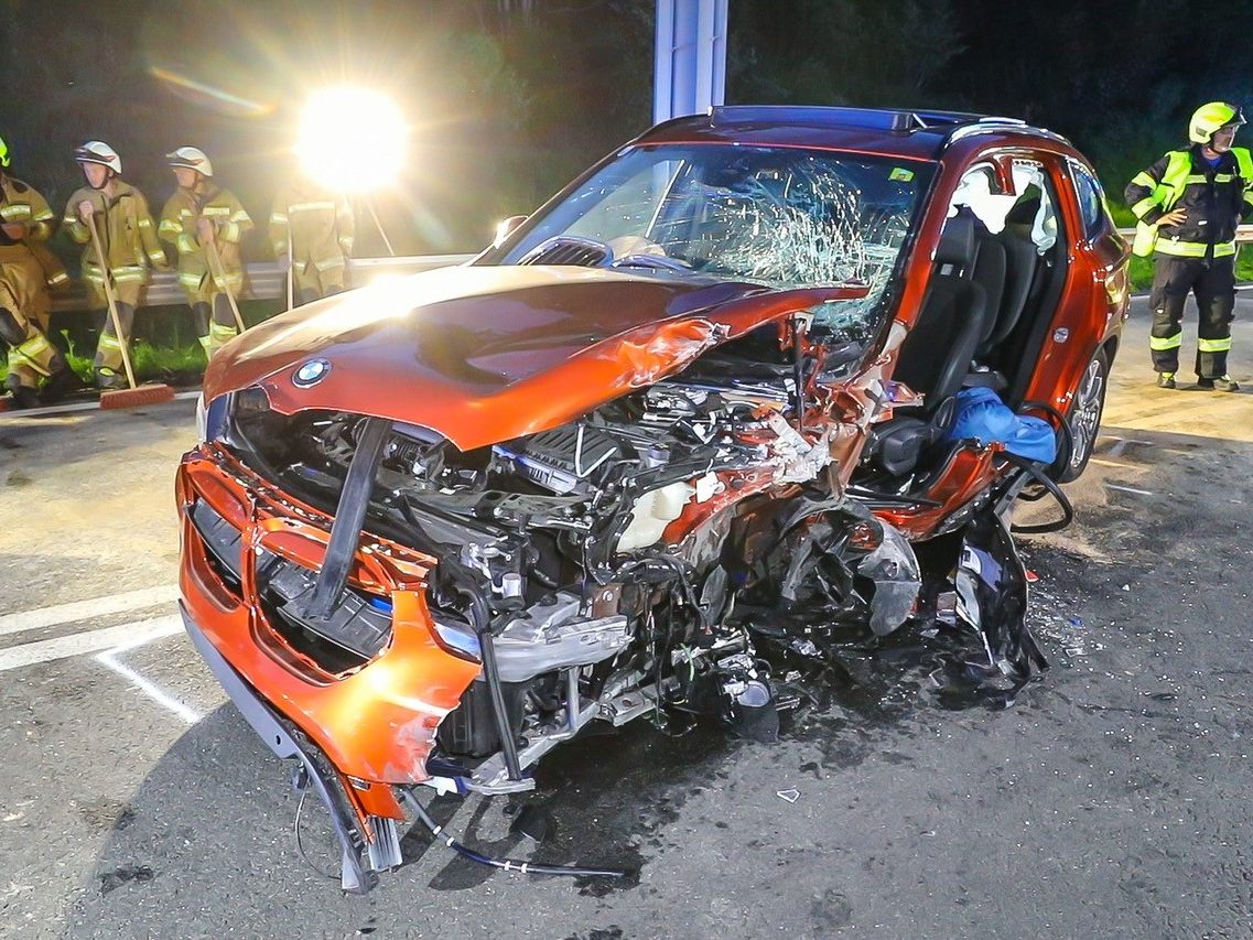 Fünf Verletzte und zwei schwer beschädigte Fahrzeuge nach Unfall auf der S16.