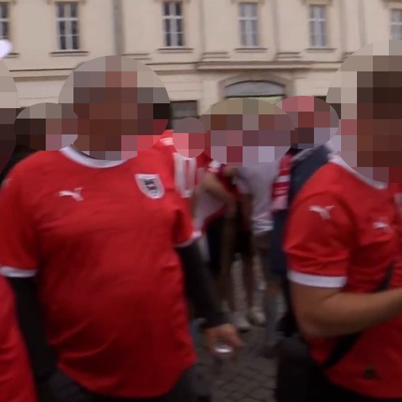 Während einer Übertragung des Schweizer Fernsehens SRF war am Dienstag vor dem Spiel zu sehen, wie Anhänger der ÖFB-Auswahl in der Stadt zur Melodie des Lieds "L'amour toujours" die Parole "Deutschland den Deutschen, Ausländer raus" singen.